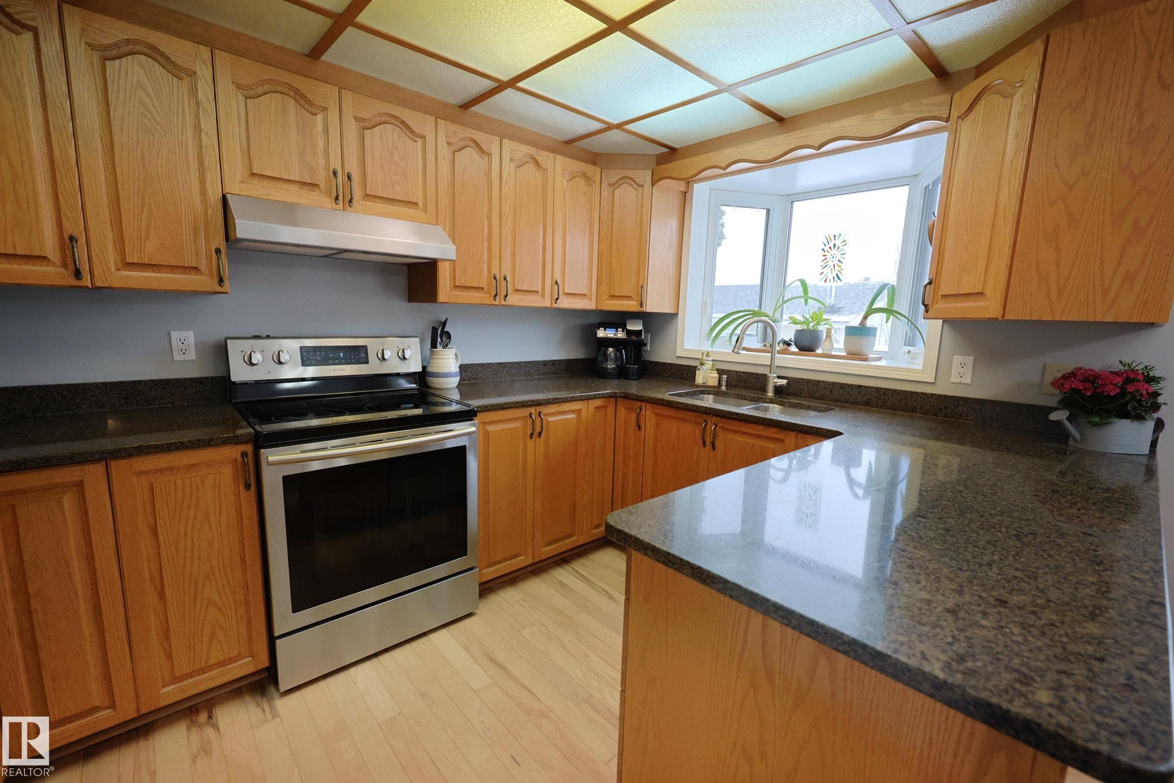 43 Brampton Street, Spruce Grove, AB - Indoor Photo Showing Kitchen With Double Sink