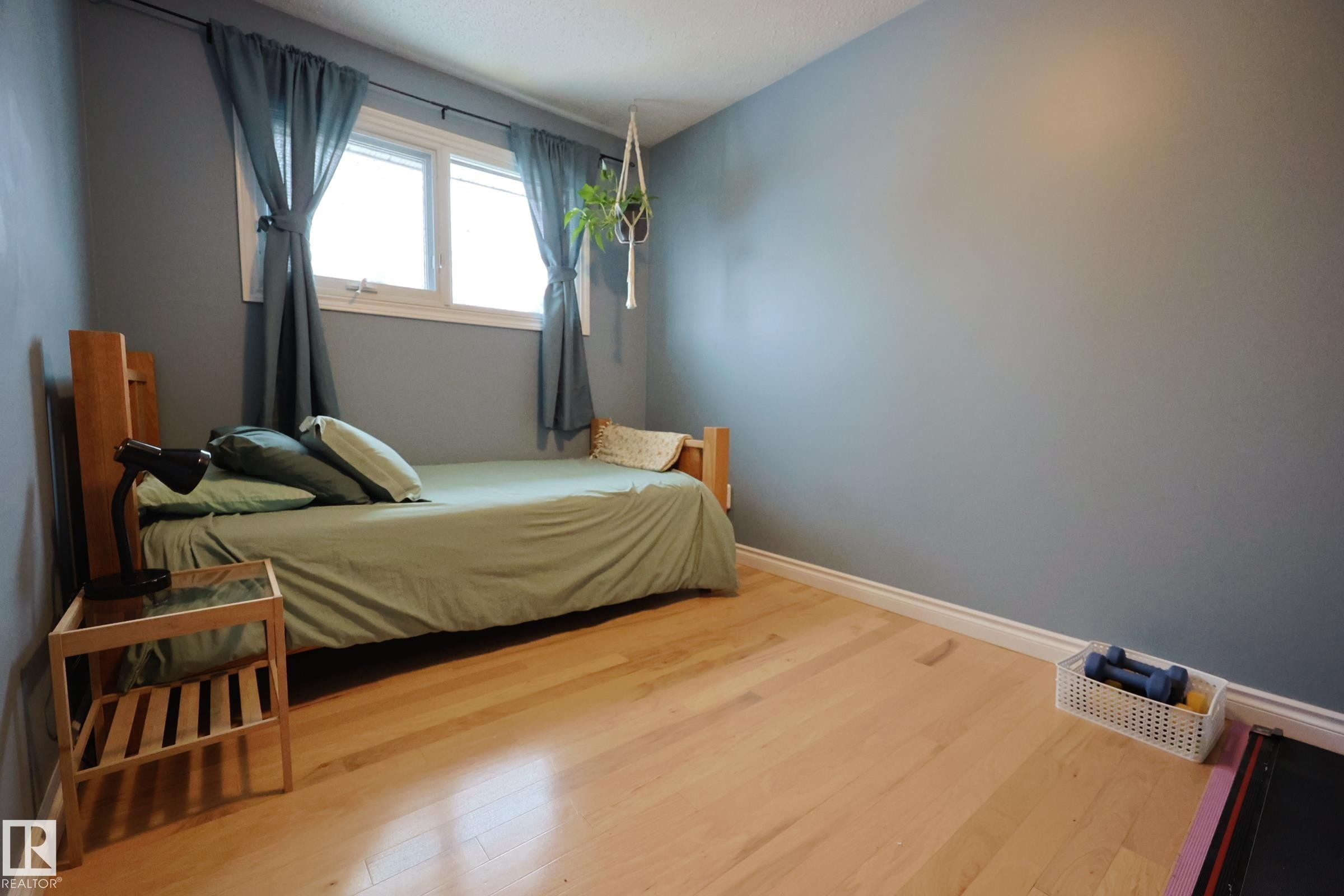 43 Brampton Street, Spruce Grove, AB - Indoor Photo Showing Bedroom