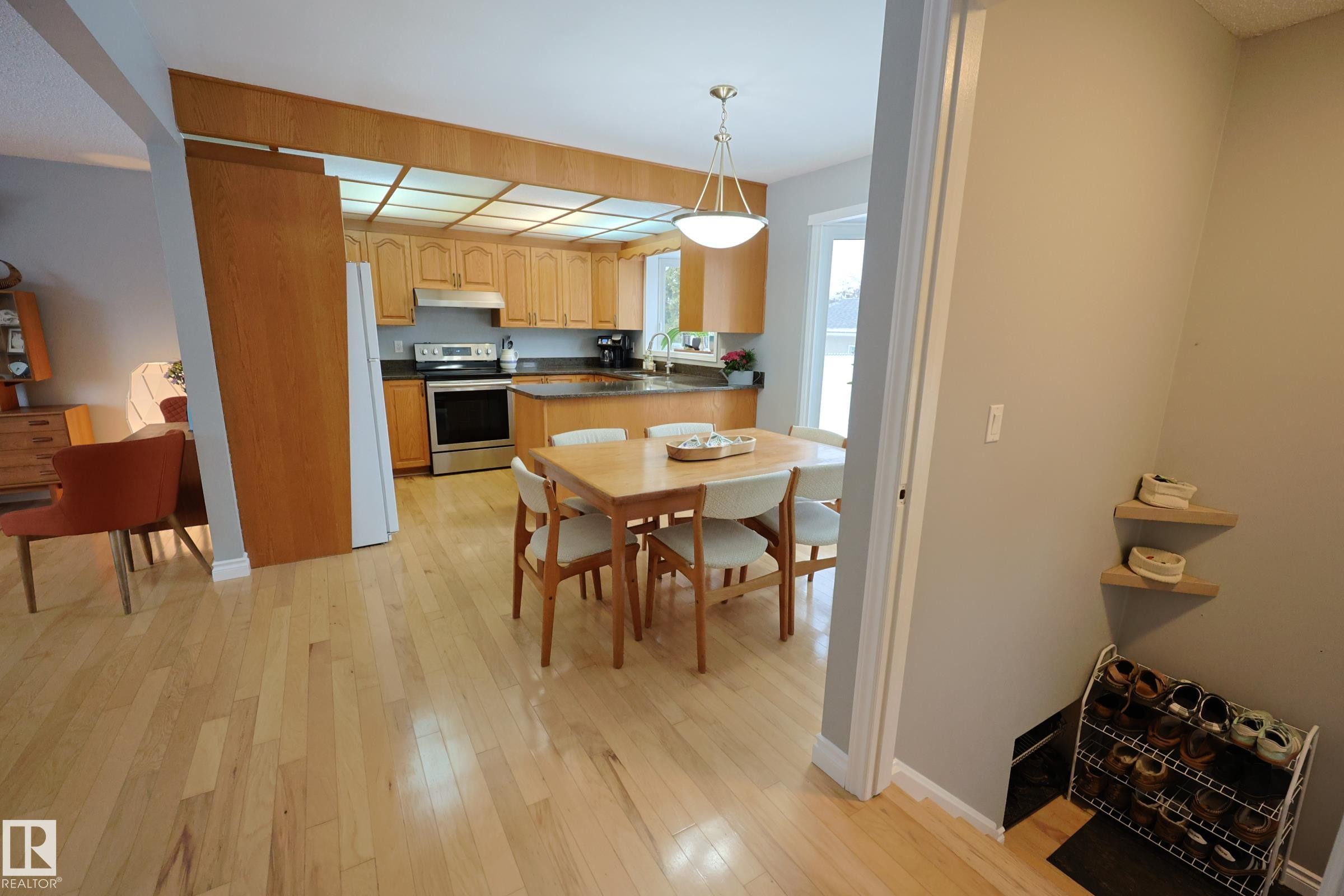 43 Brampton Street, Spruce Grove, AB - Indoor Photo Showing Dining Room
