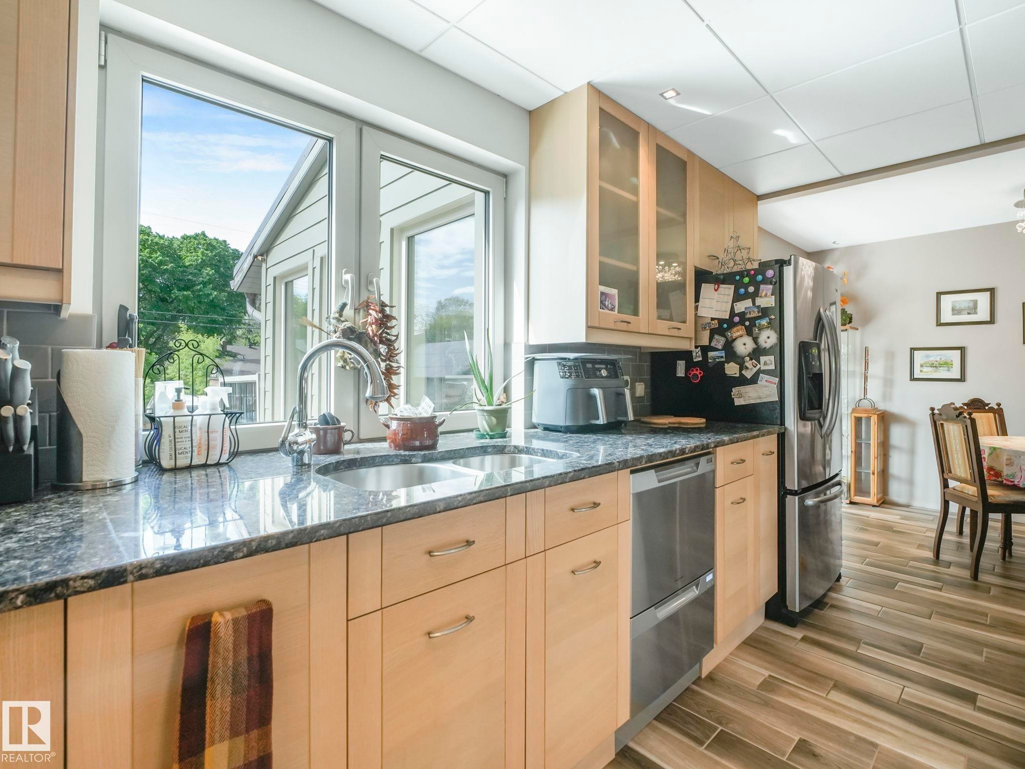 10961 75 Avenue, Edmonton, AB - Indoor Photo Showing Kitchen