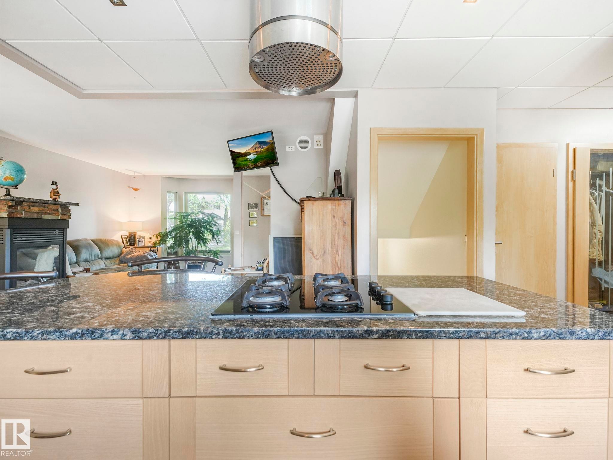 10961 75 Avenue, Edmonton, AB - Indoor Photo Showing Kitchen