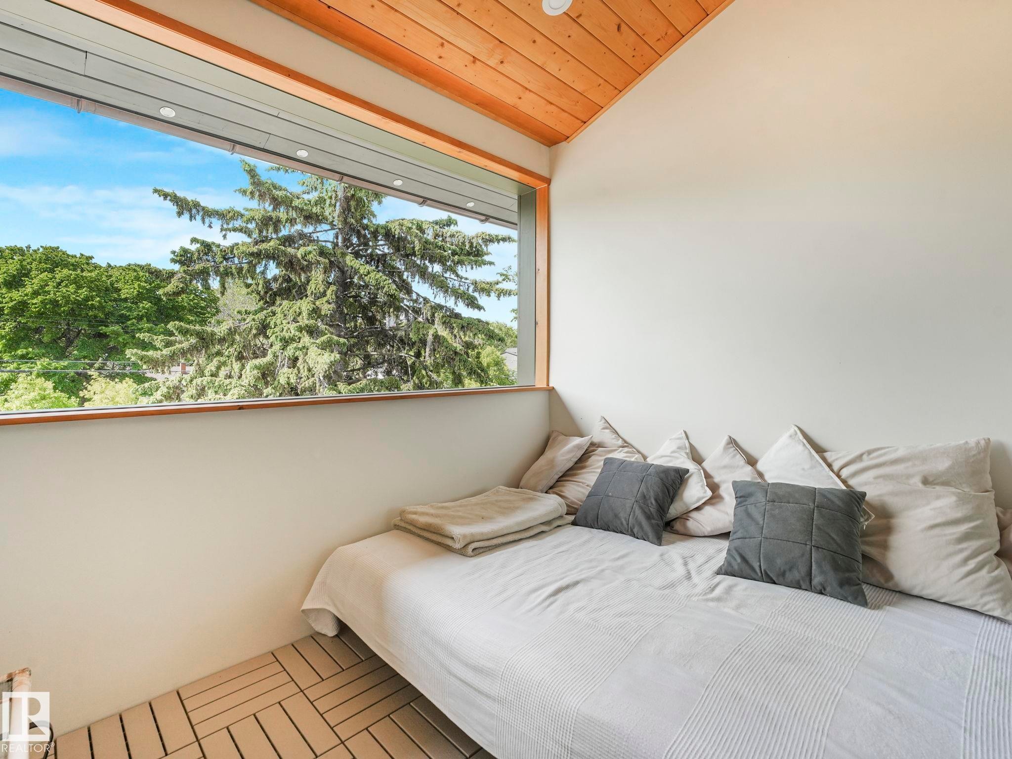 10961 75 Avenue, Edmonton, AB - Indoor Photo Showing Bedroom