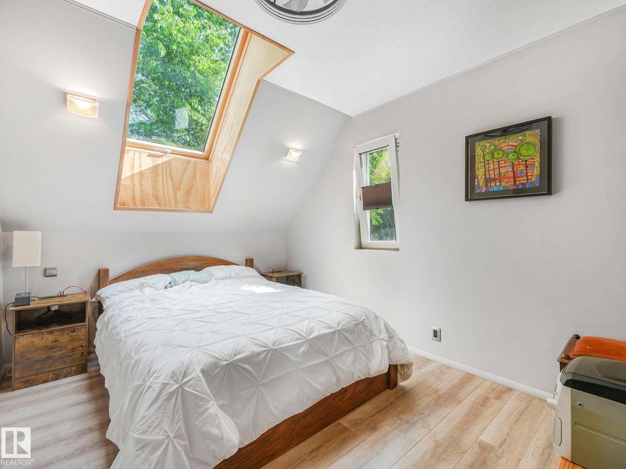 10961 75 Avenue, Edmonton, AB - Indoor Photo Showing Bedroom