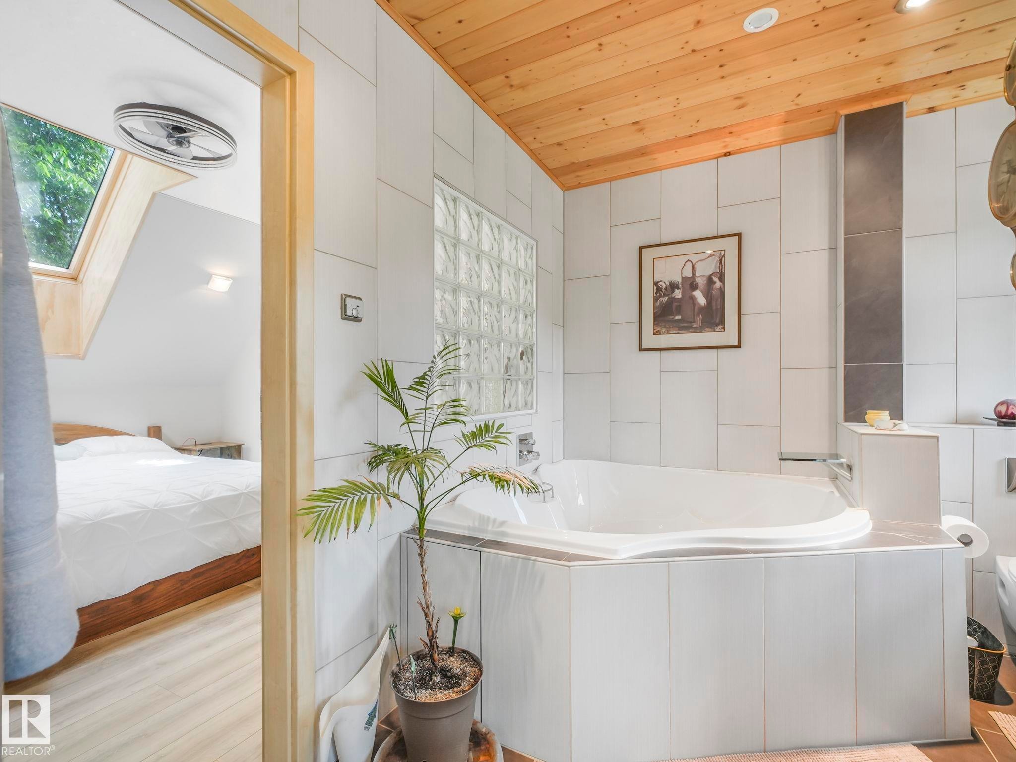 10961 75 Avenue, Edmonton, AB - Indoor Photo Showing Bathroom