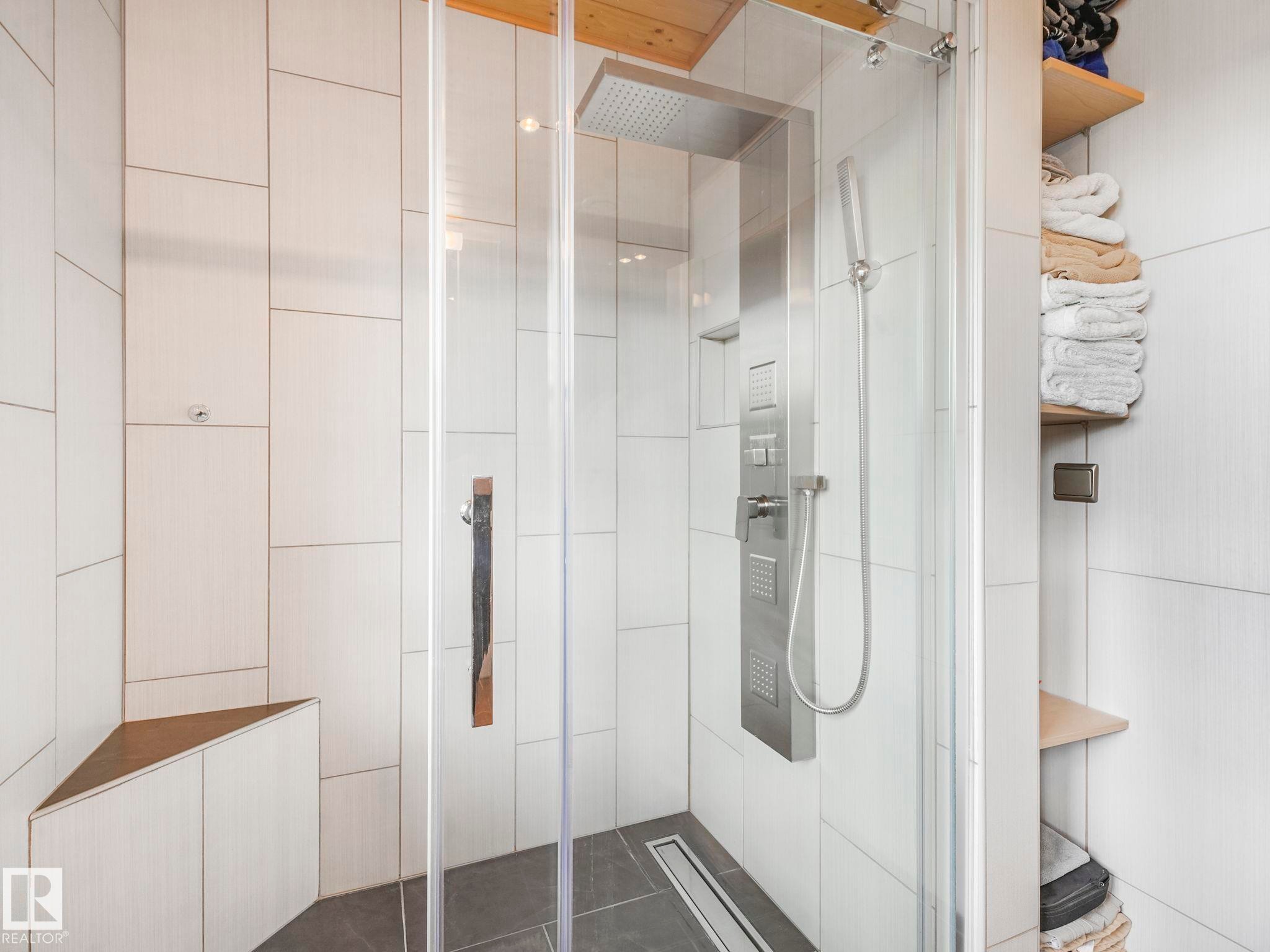10961 75 Avenue, Edmonton, AB - Indoor Photo Showing Bathroom