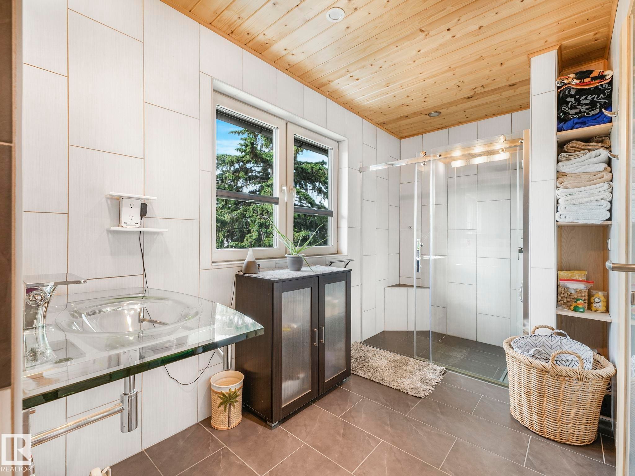 10961 75 Avenue, Edmonton, AB - Indoor Photo Showing Bathroom