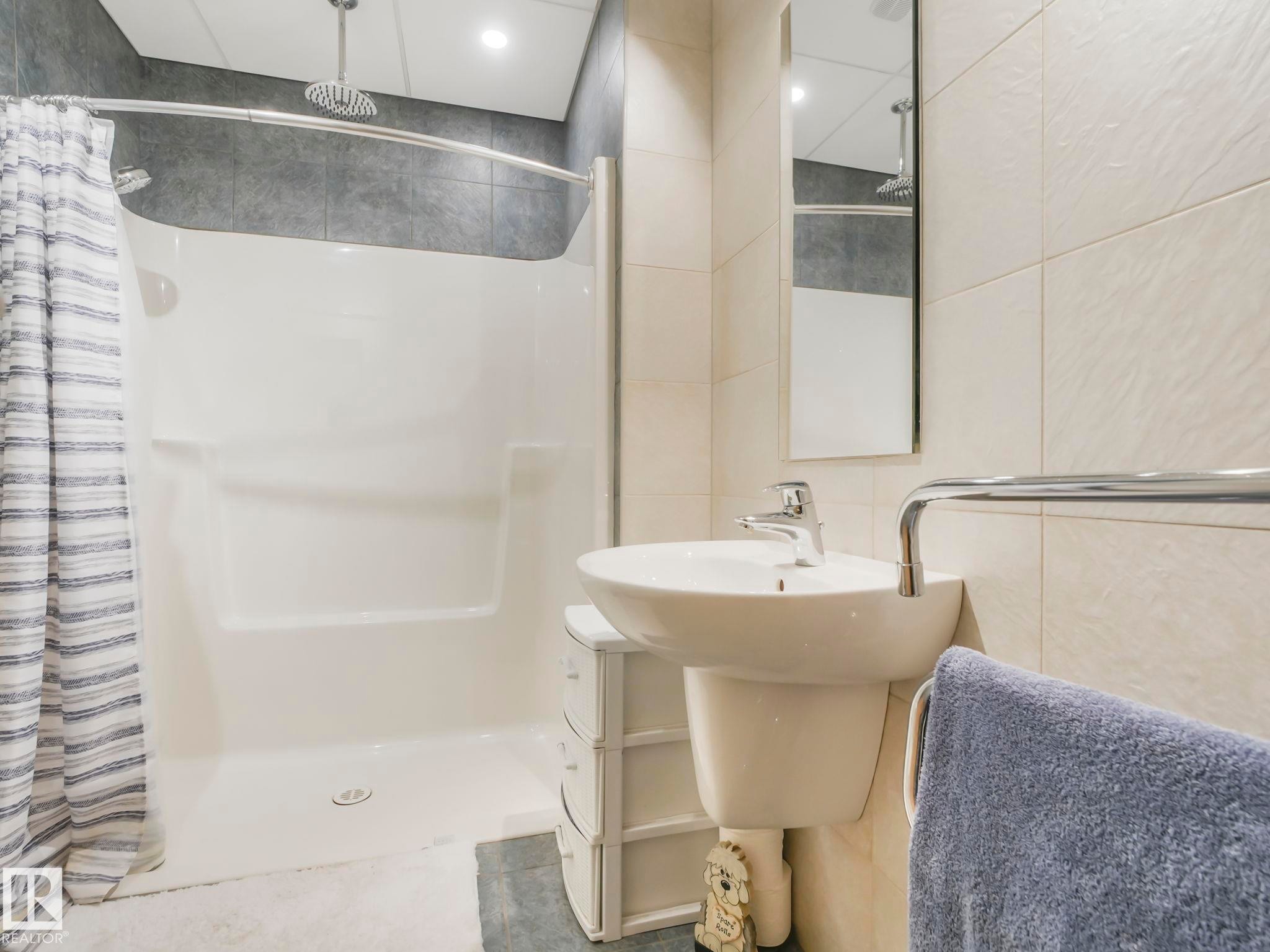 10961 75 Avenue, Edmonton, AB - Indoor Photo Showing Bathroom