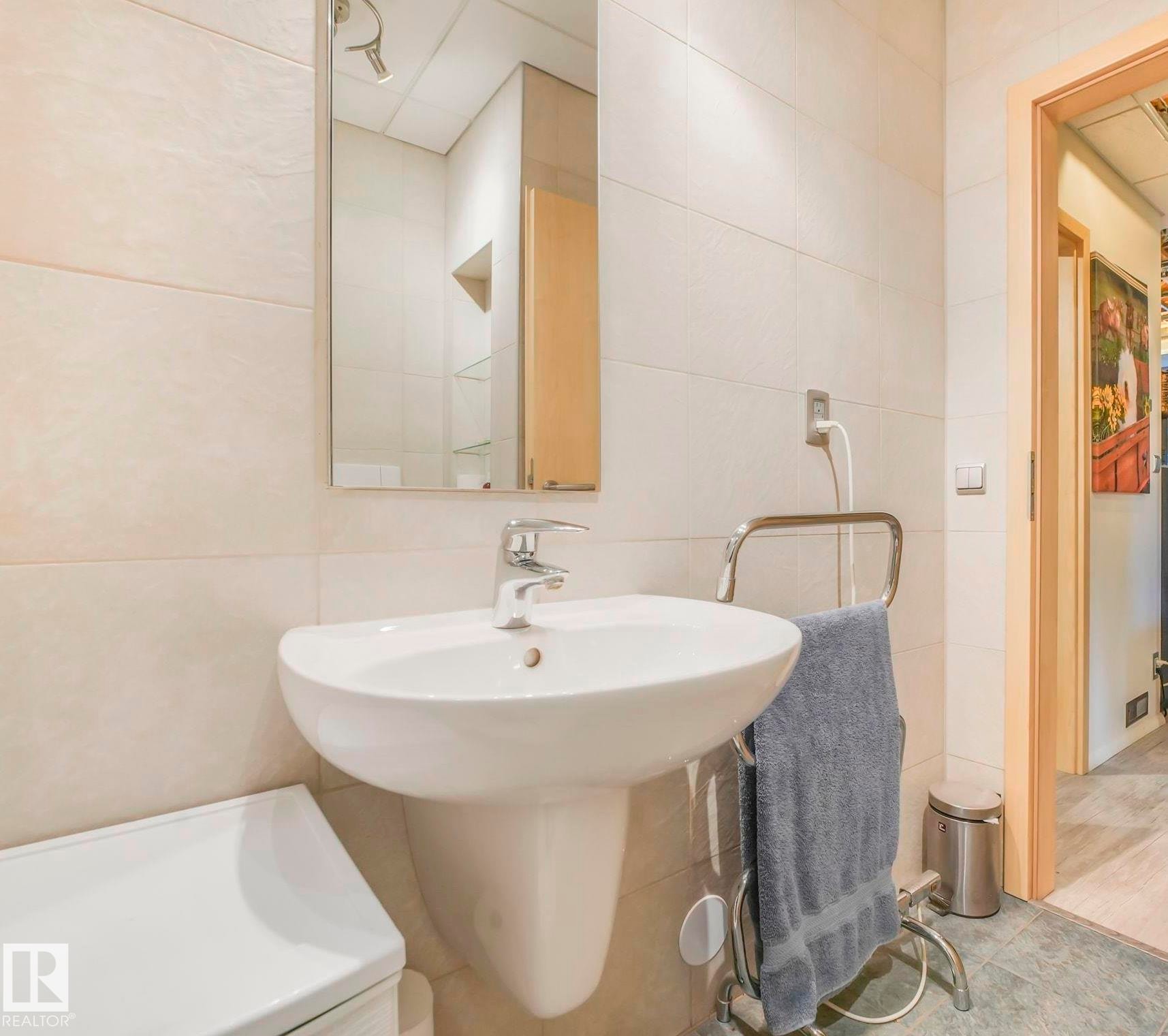 10961 75 Avenue, Edmonton, AB - Indoor Photo Showing Bathroom
