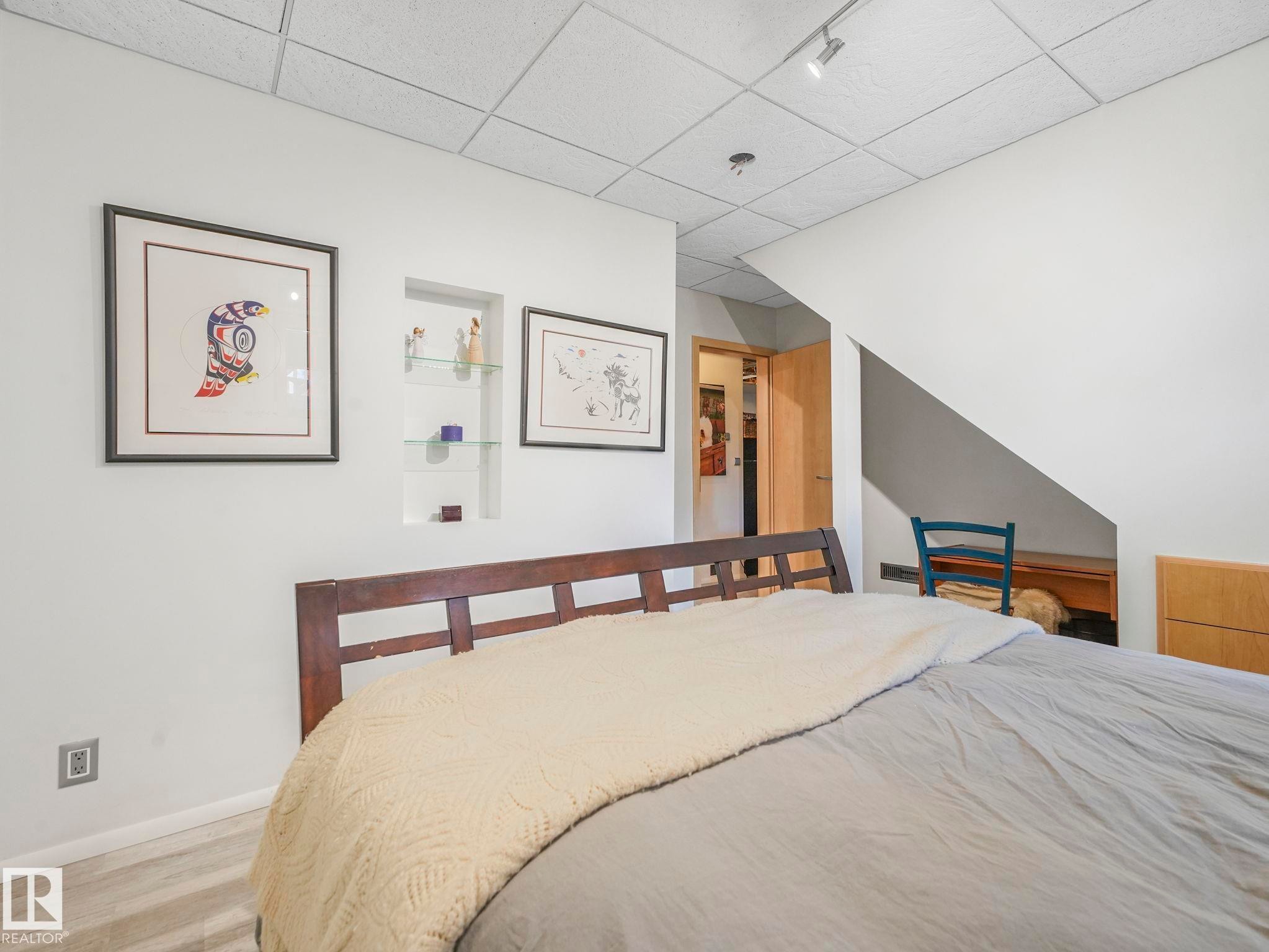 10961 75 Avenue, Edmonton, AB - Indoor Photo Showing Bedroom