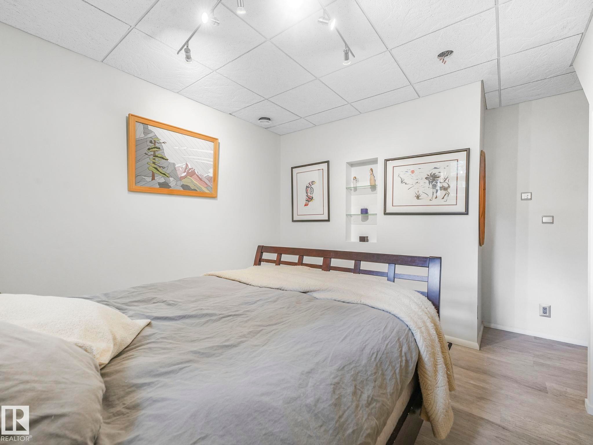 10961 75 Avenue, Edmonton, AB - Indoor Photo Showing Bedroom