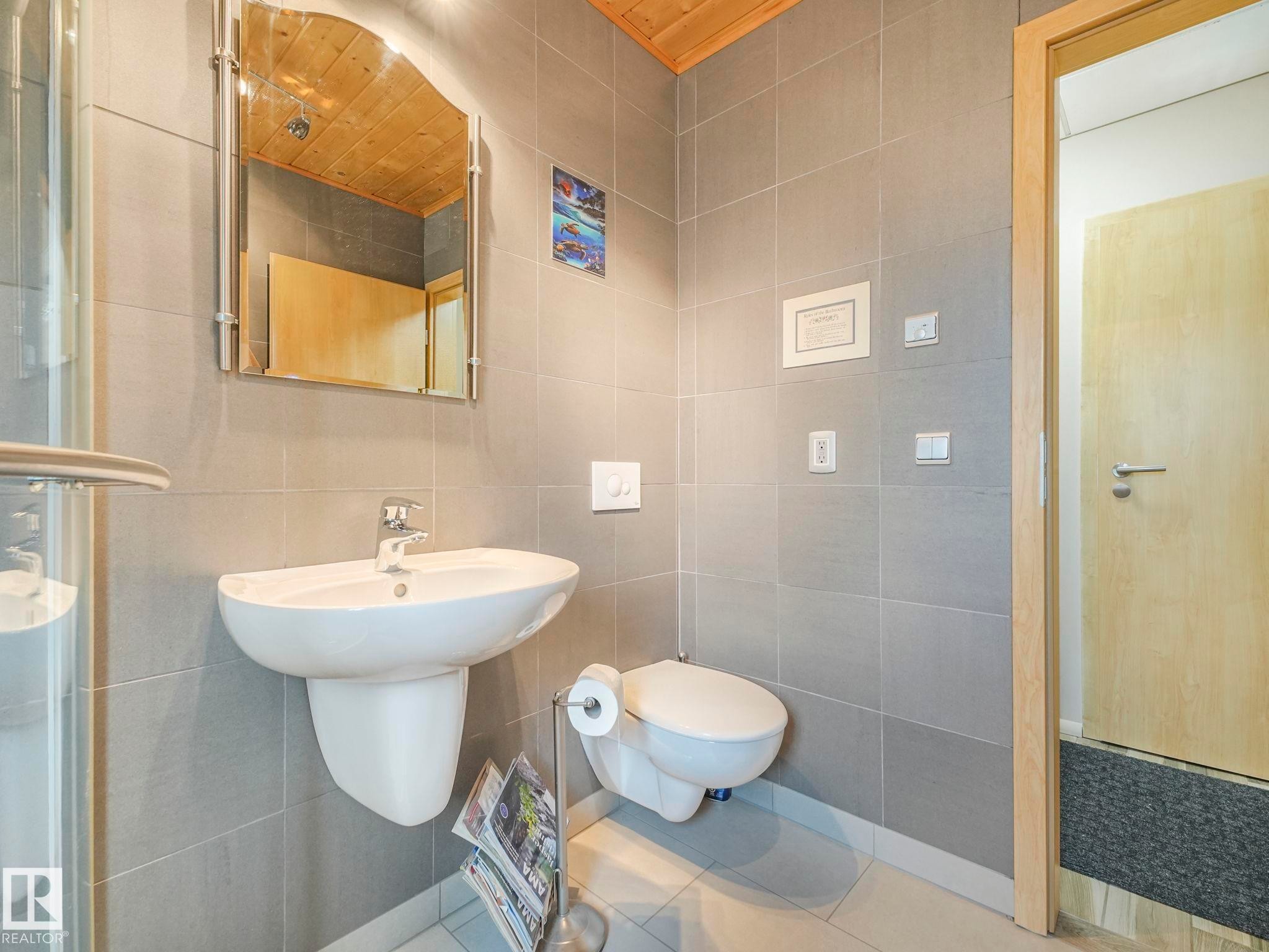 10961 75 Avenue, Edmonton, AB - Indoor Photo Showing Bathroom