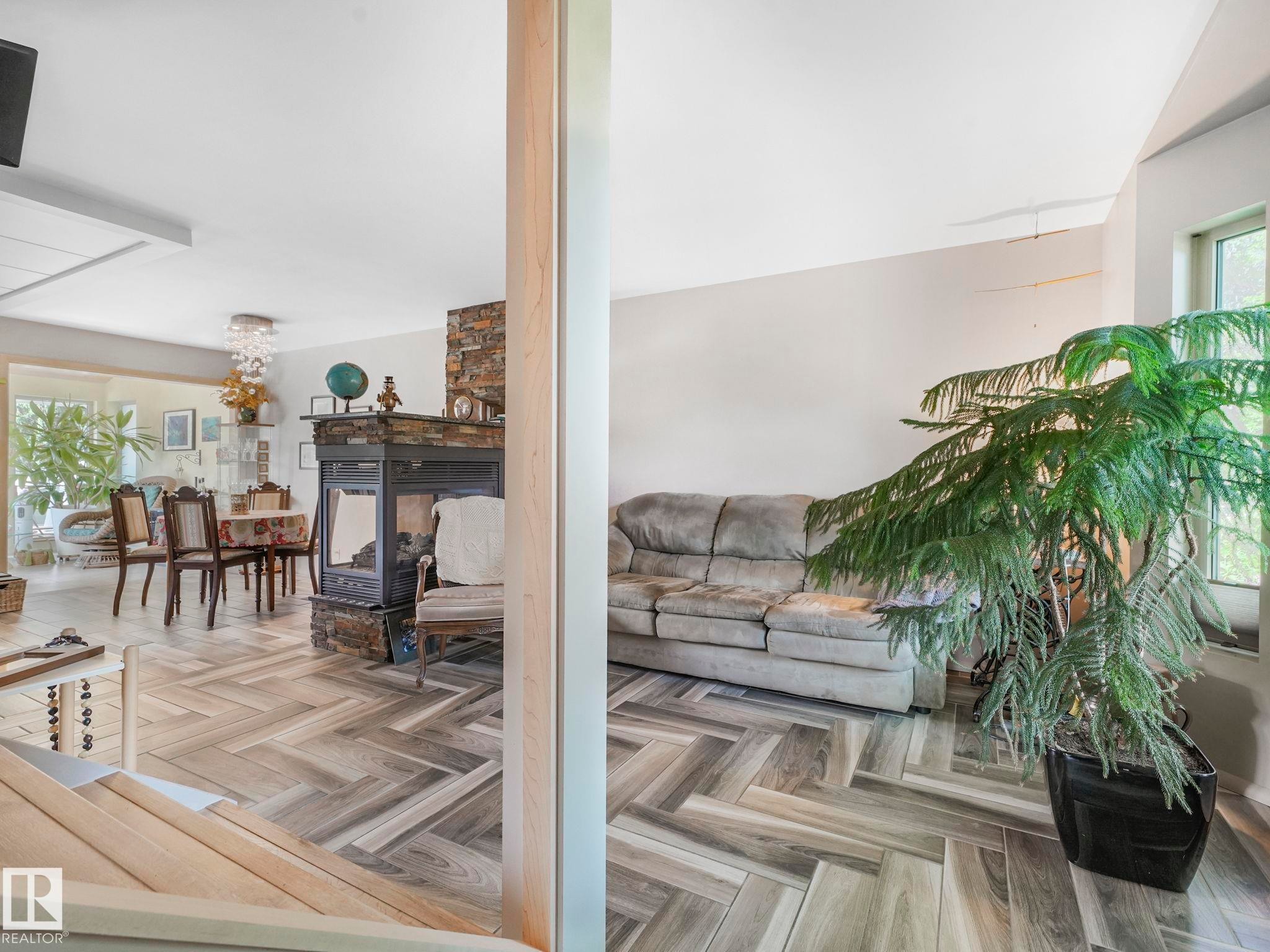 10961 75 Avenue, Edmonton, AB - Indoor