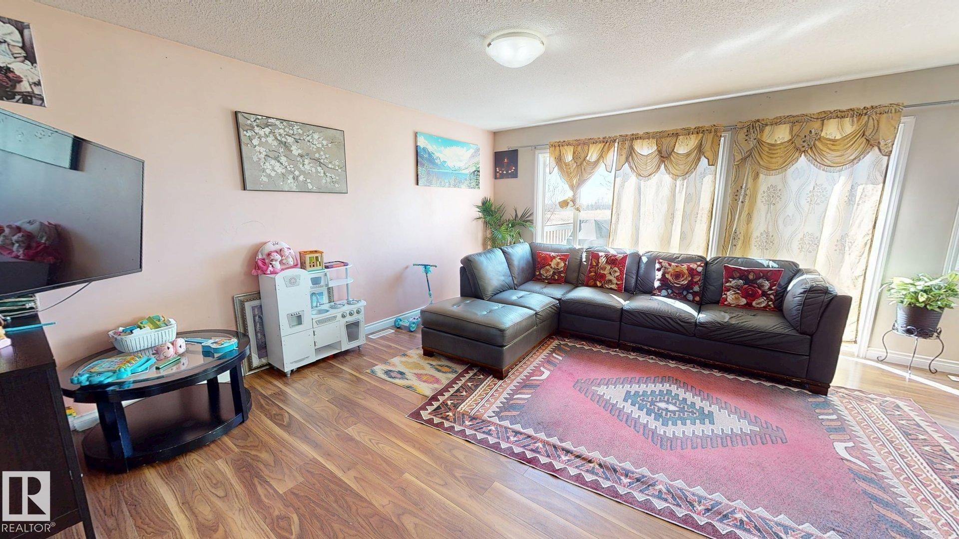 4017 41B Ave, Drayton Valley, AB - Indoor Photo Showing Living Room