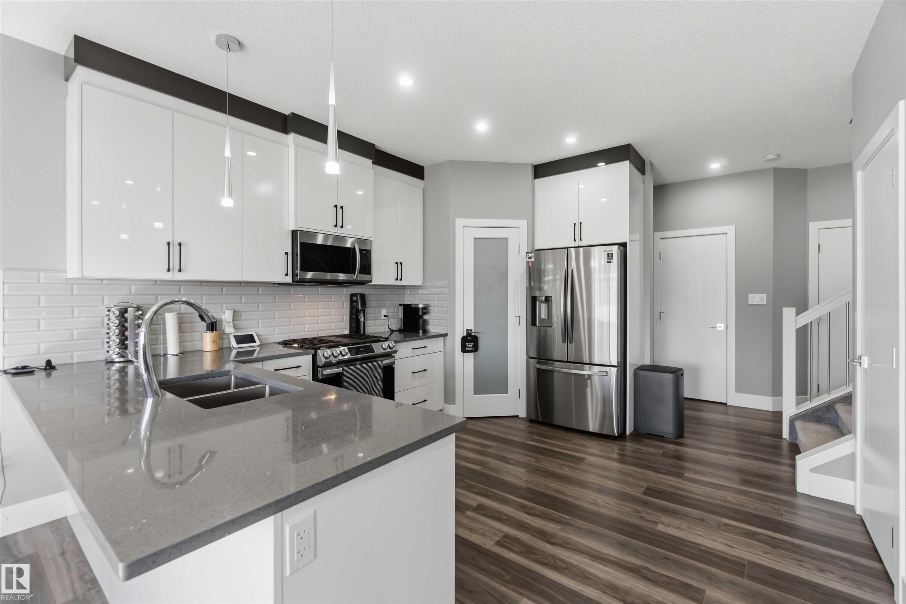 1641 Enright Way, Edmonton, AB - Indoor Photo Showing Kitchen With Double Sink With Upgraded Kitchen