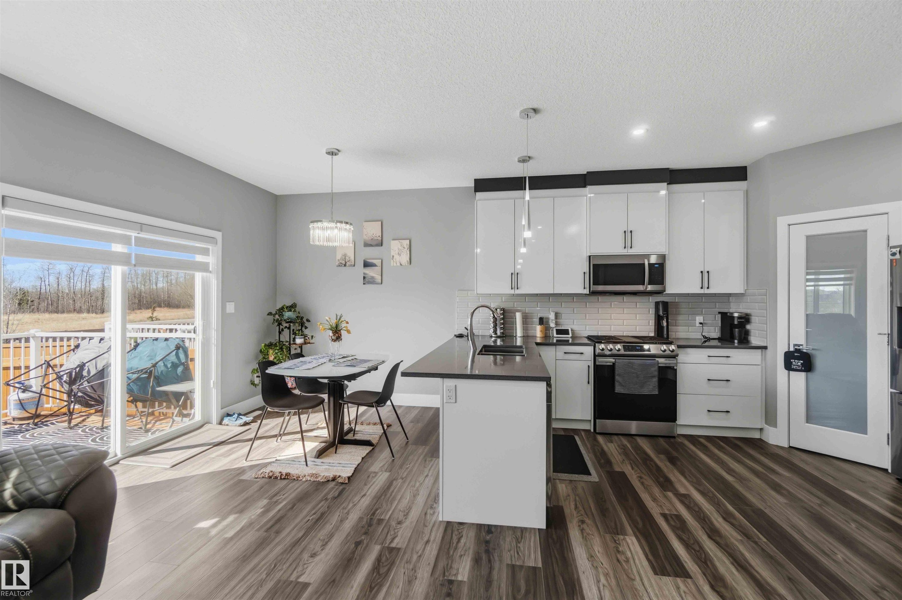 1641 Enright Way, Edmonton, AB - Indoor Photo Showing Kitchen