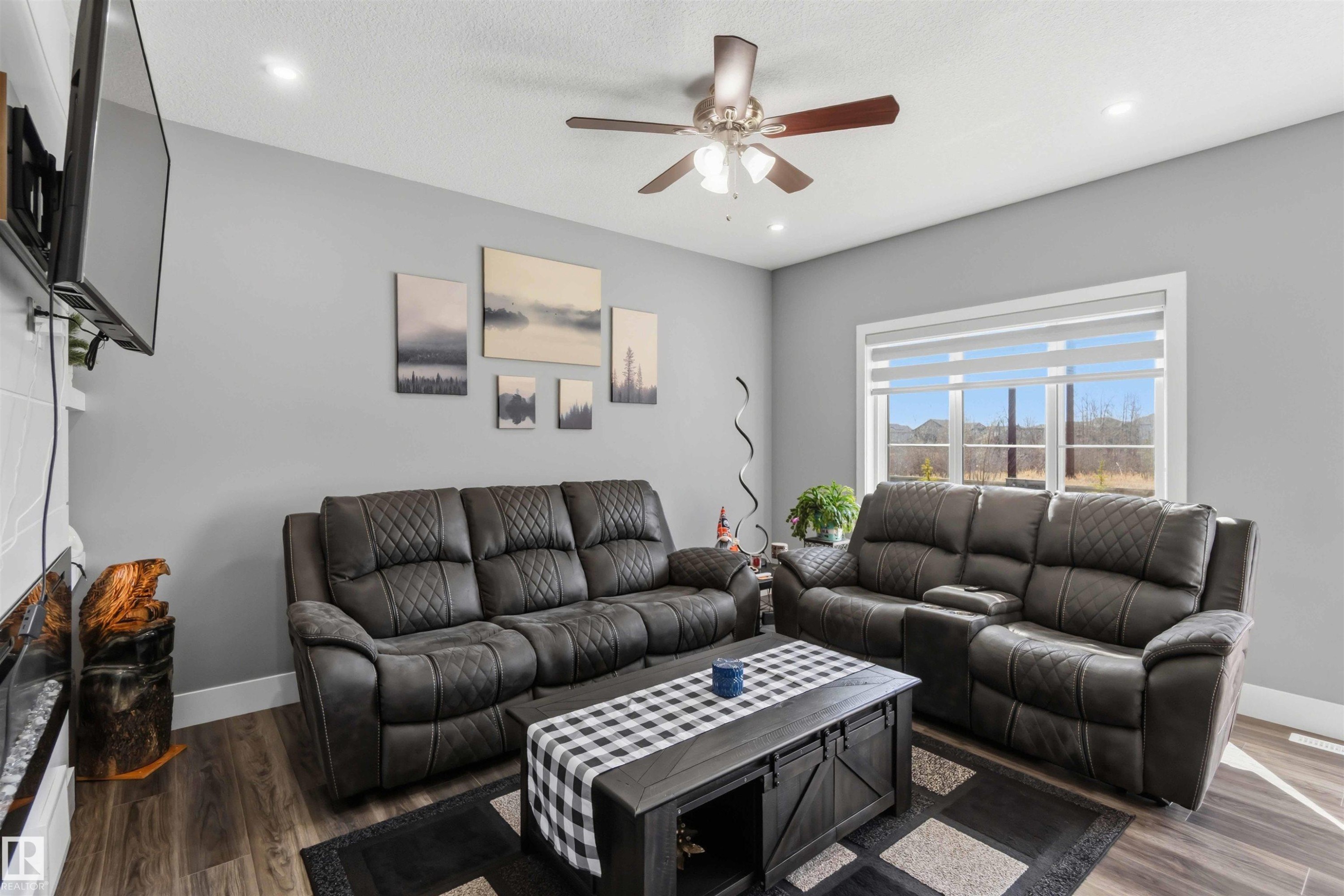 1641 Enright Way, Edmonton, AB - Indoor Photo Showing Living Room