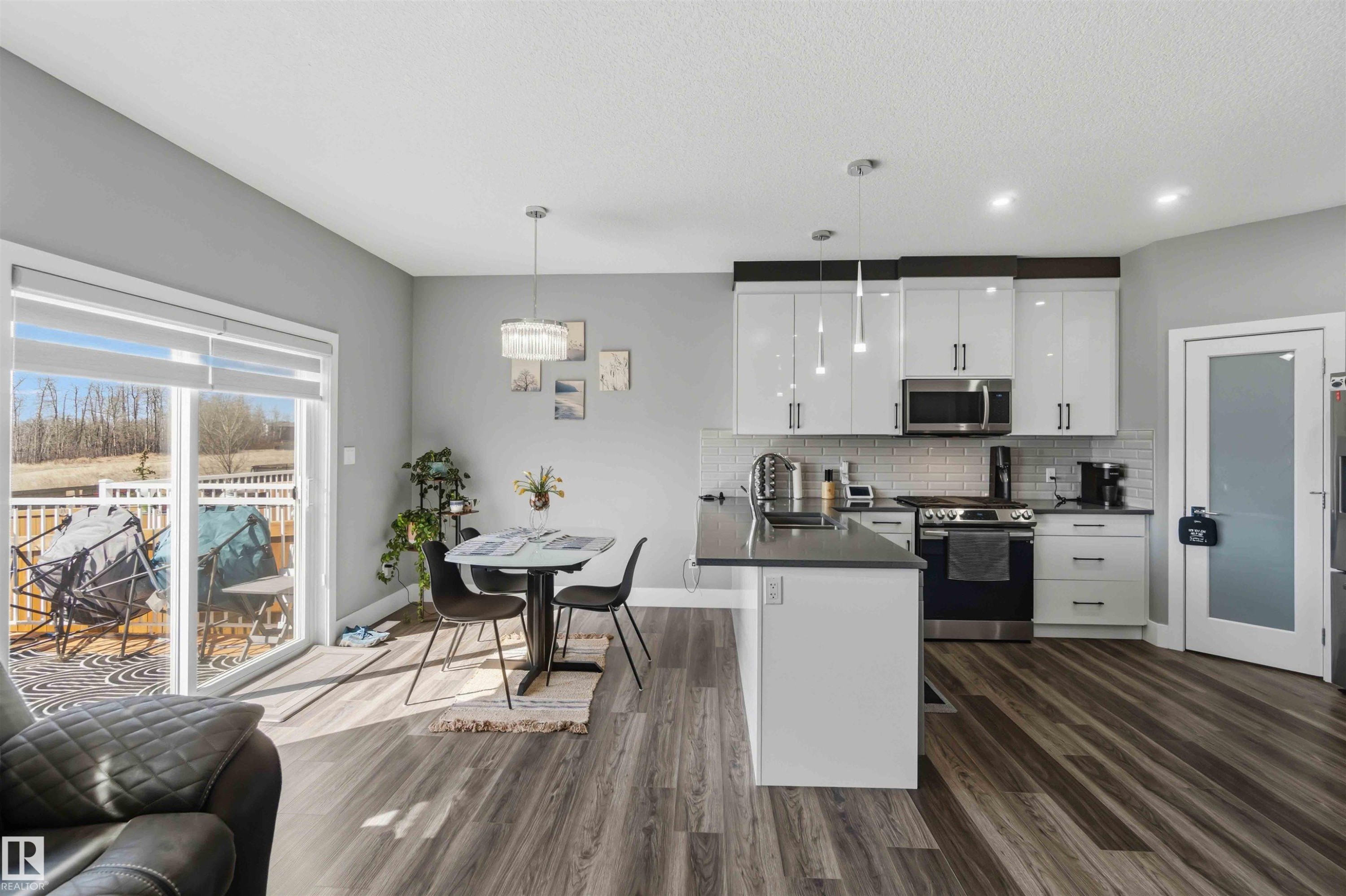 1641 Enright Way, Edmonton, AB - Indoor Photo Showing Kitchen