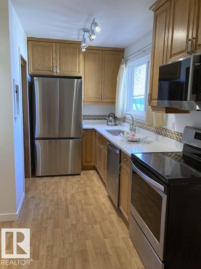 15212 86 Avenue, Edmonton, AB - Indoor Photo Showing Kitchen