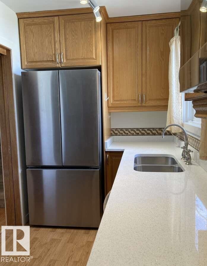 15212 86 Avenue, Edmonton, AB - Indoor Photo Showing Kitchen With Double Sink