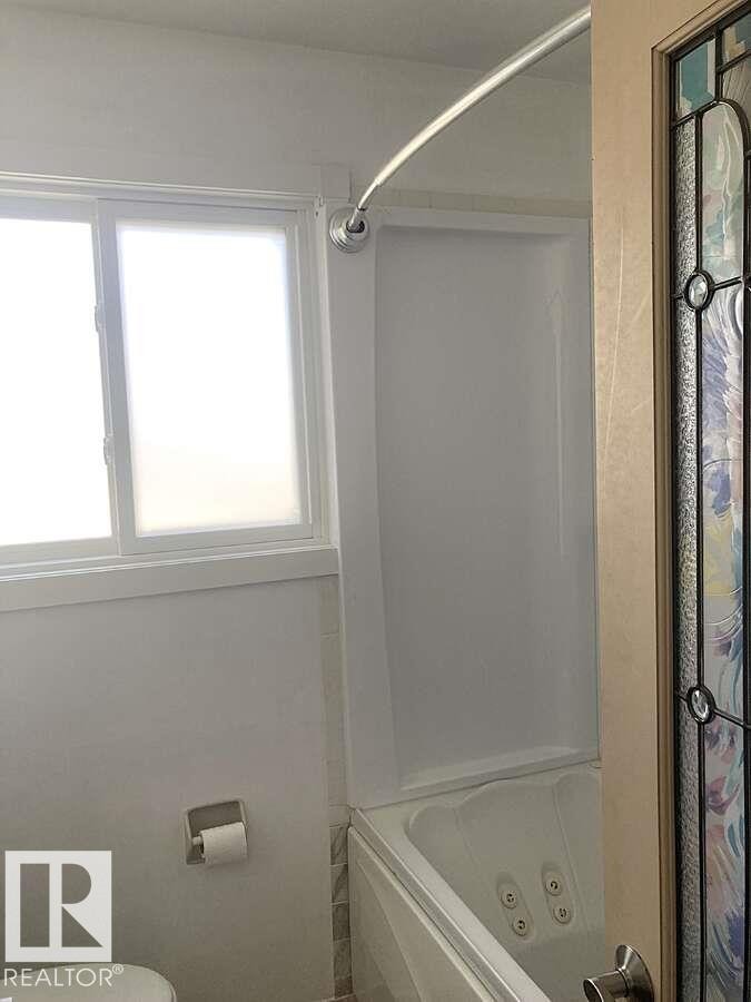 15212 86 Avenue, Edmonton, AB - Indoor Photo Showing Bathroom
