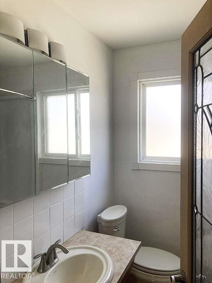 15212 86 Avenue, Edmonton, AB - Indoor Photo Showing Bathroom