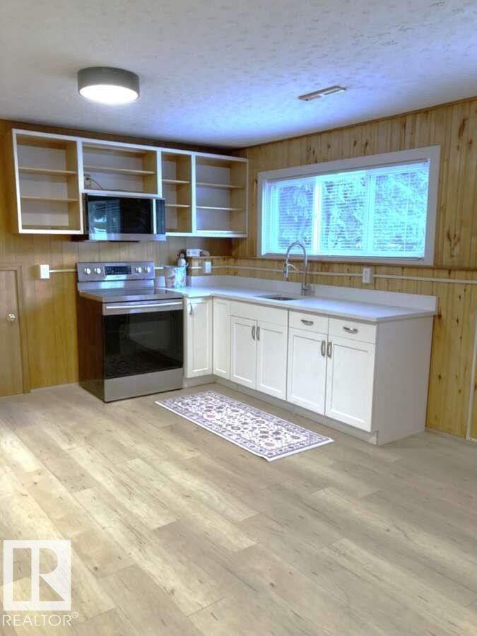 15212 86 Avenue, Edmonton, AB - Indoor Photo Showing Kitchen