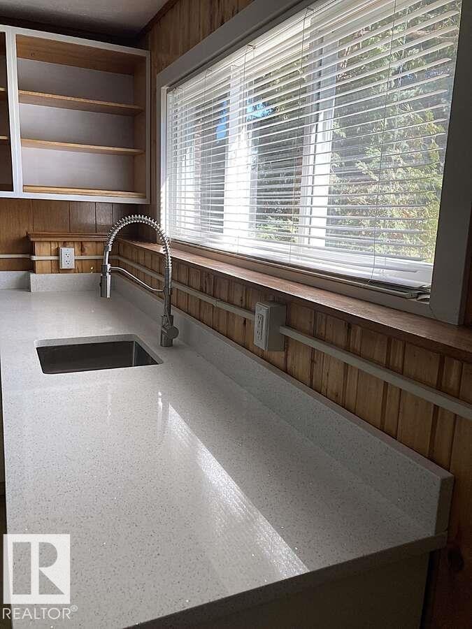 15212 86 Avenue, Edmonton, AB - Indoor Photo Showing Kitchen