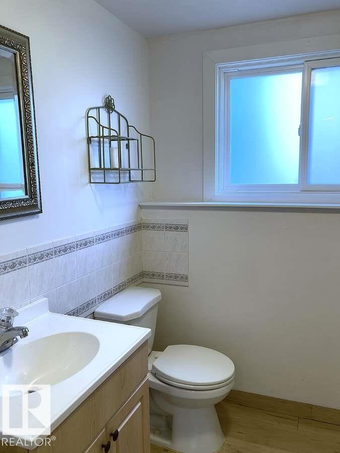15212 86 Avenue, Edmonton, AB - Indoor Photo Showing Bathroom