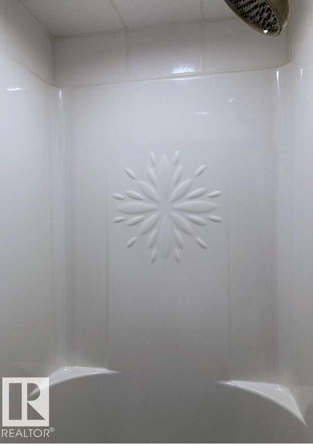 15212 86 Avenue, Edmonton, AB - Indoor Photo Showing Bathroom