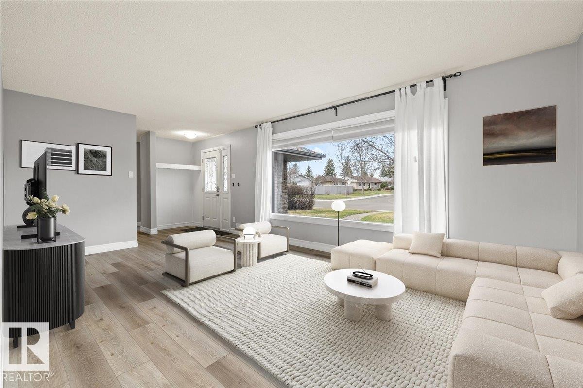 7927 71 Avenue, Edmonton, AB - Indoor Photo Showing Living Room