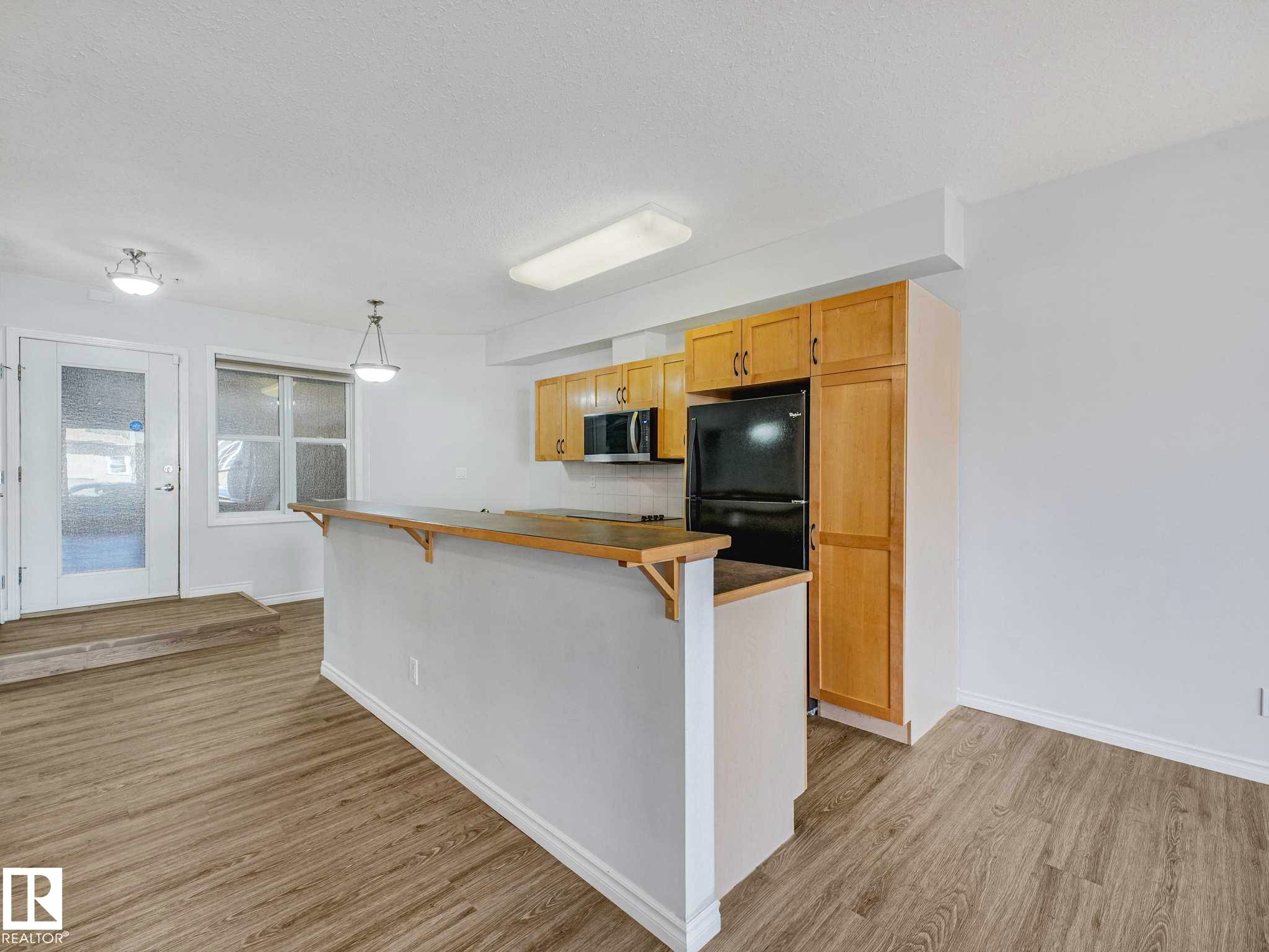 112 11039 83 Avenue, Edmonton, AB - Indoor Photo Showing Kitchen