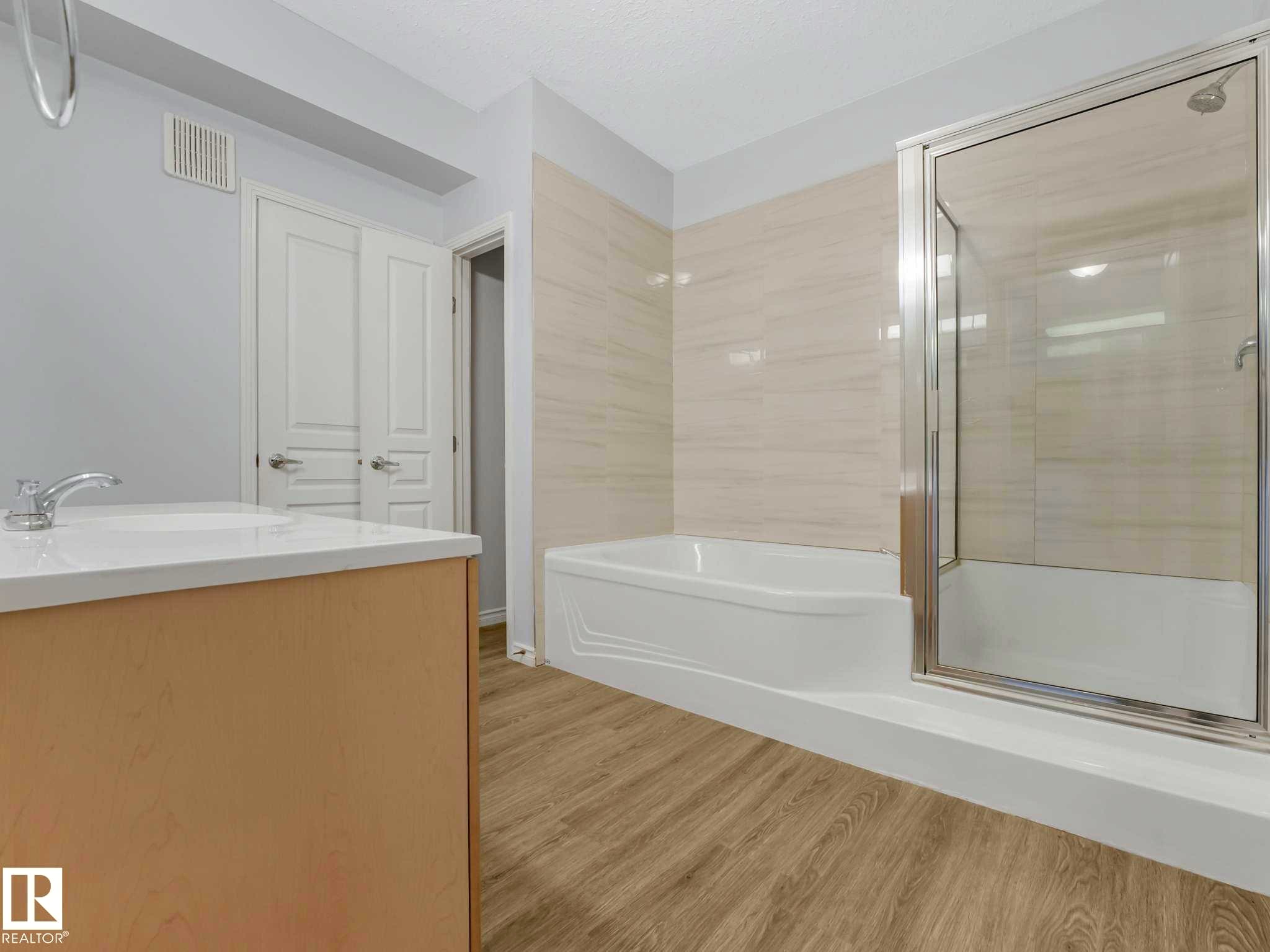 112 11039 83 Avenue, Edmonton, AB - Indoor Photo Showing Bathroom