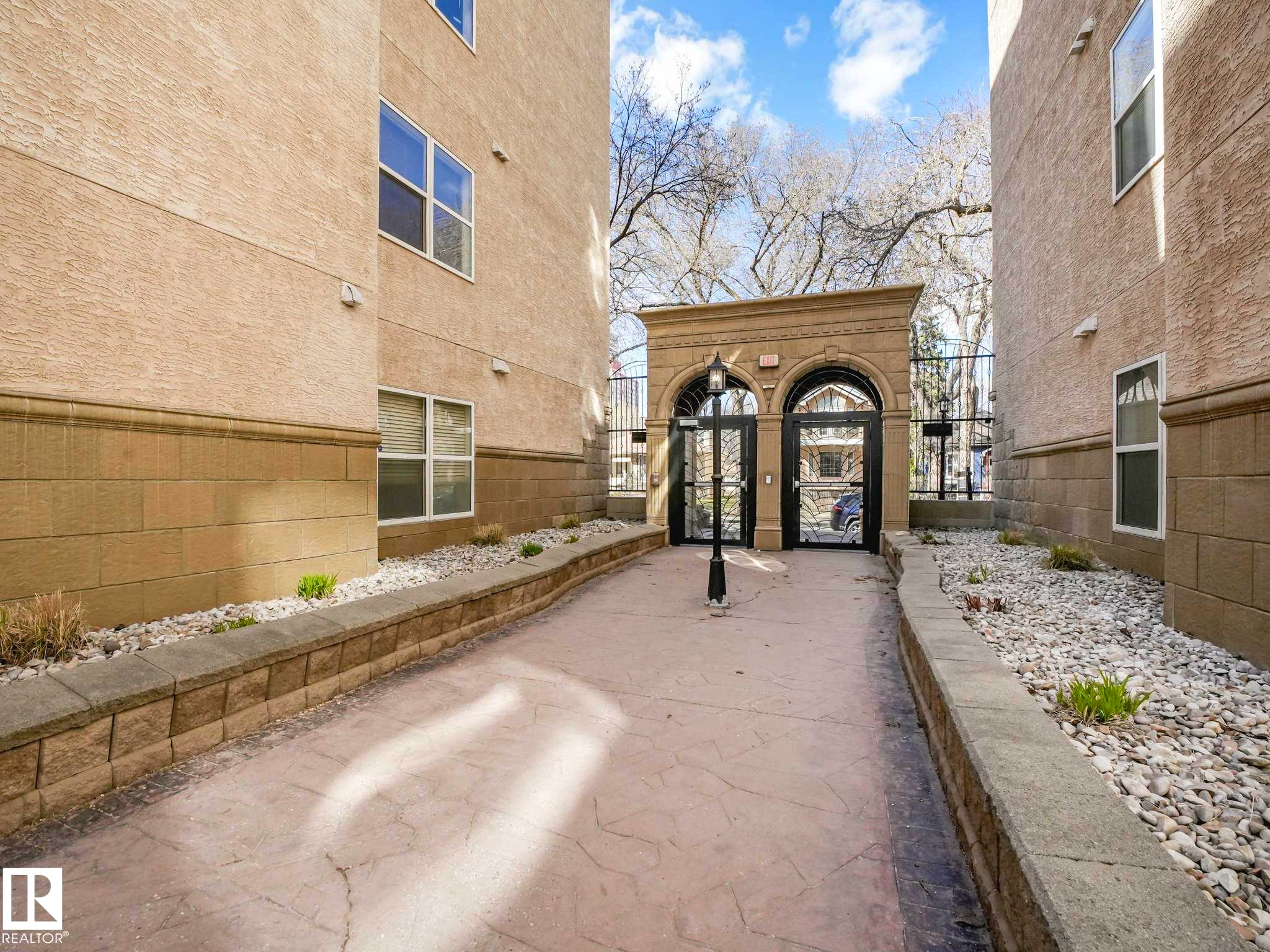 112 11039 83 Avenue, Edmonton, AB - Outdoor