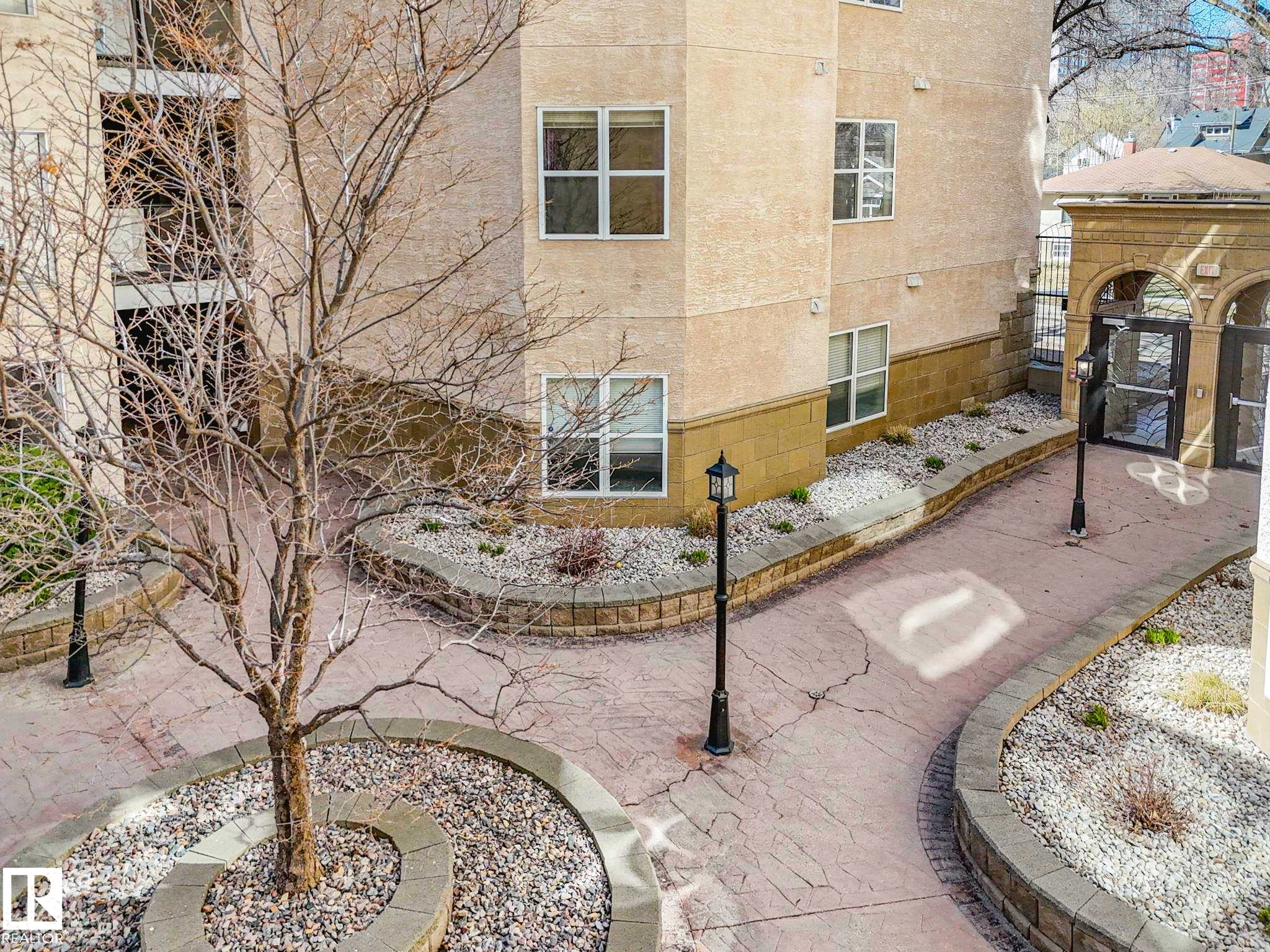 112 11039 83 Avenue, Edmonton, AB - Outdoor