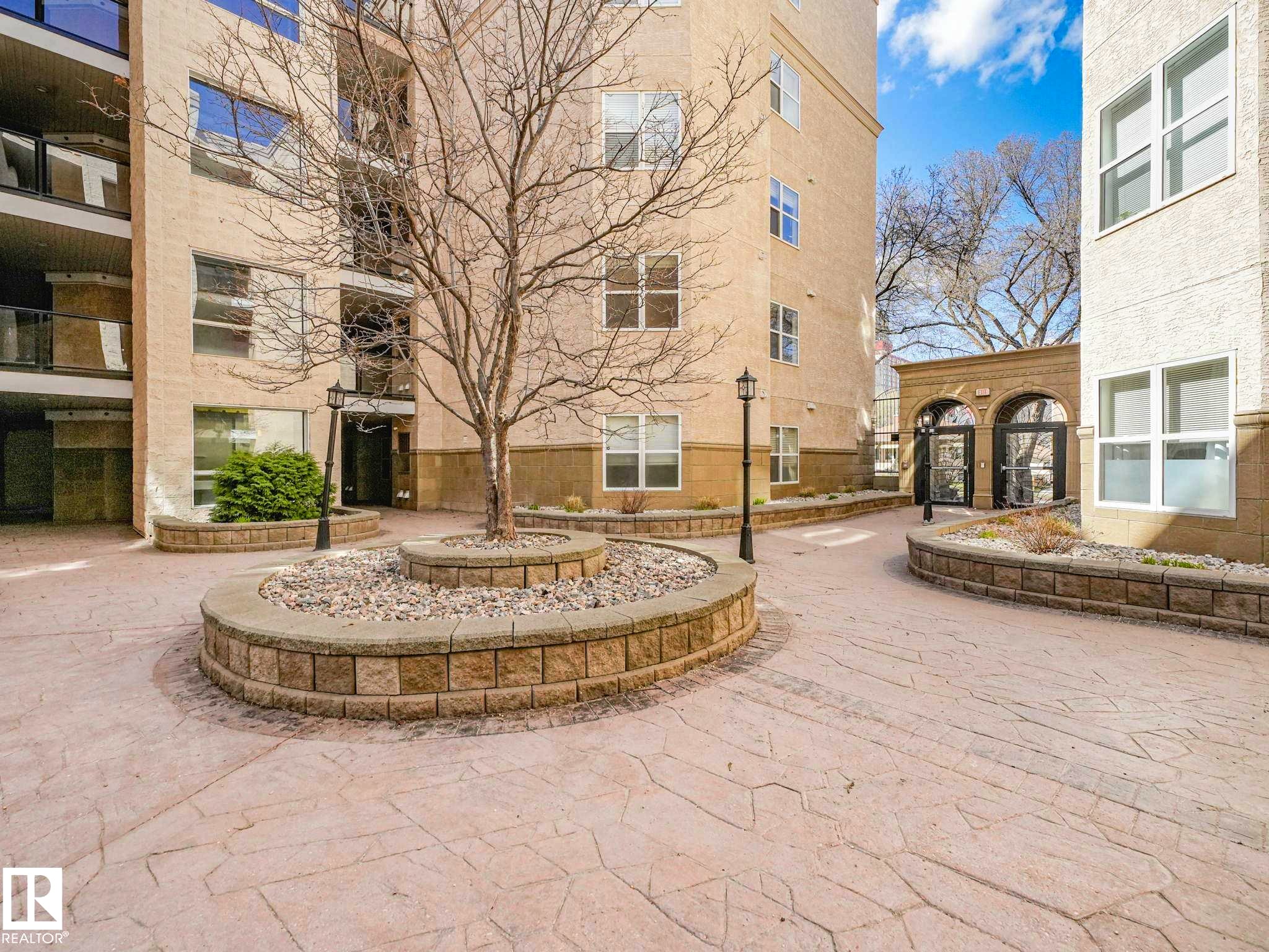 112 11039 83 Avenue, Edmonton, AB - Outdoor