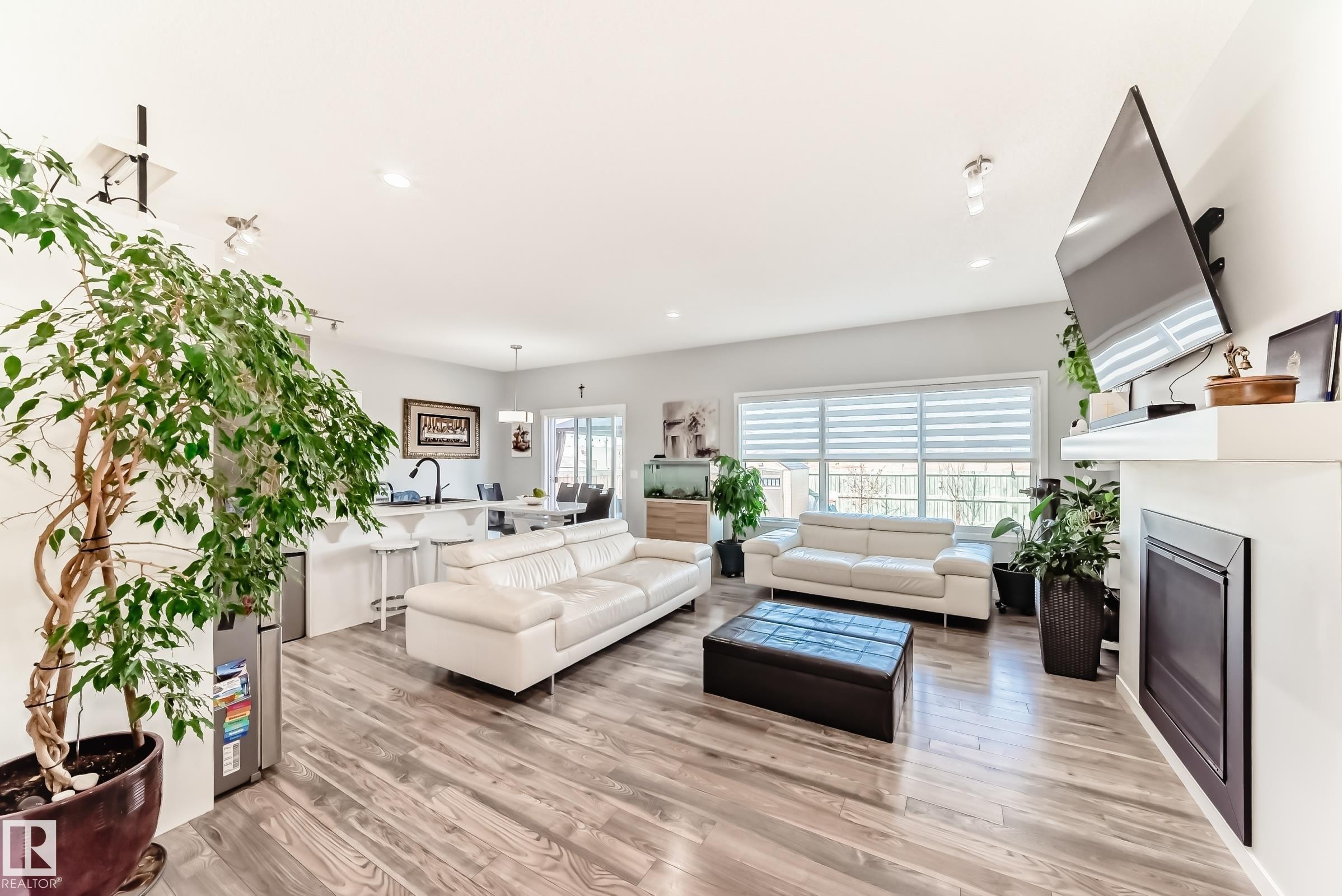 16320 12 Avenue, Edmonton, AB - Indoor Photo Showing Living Room