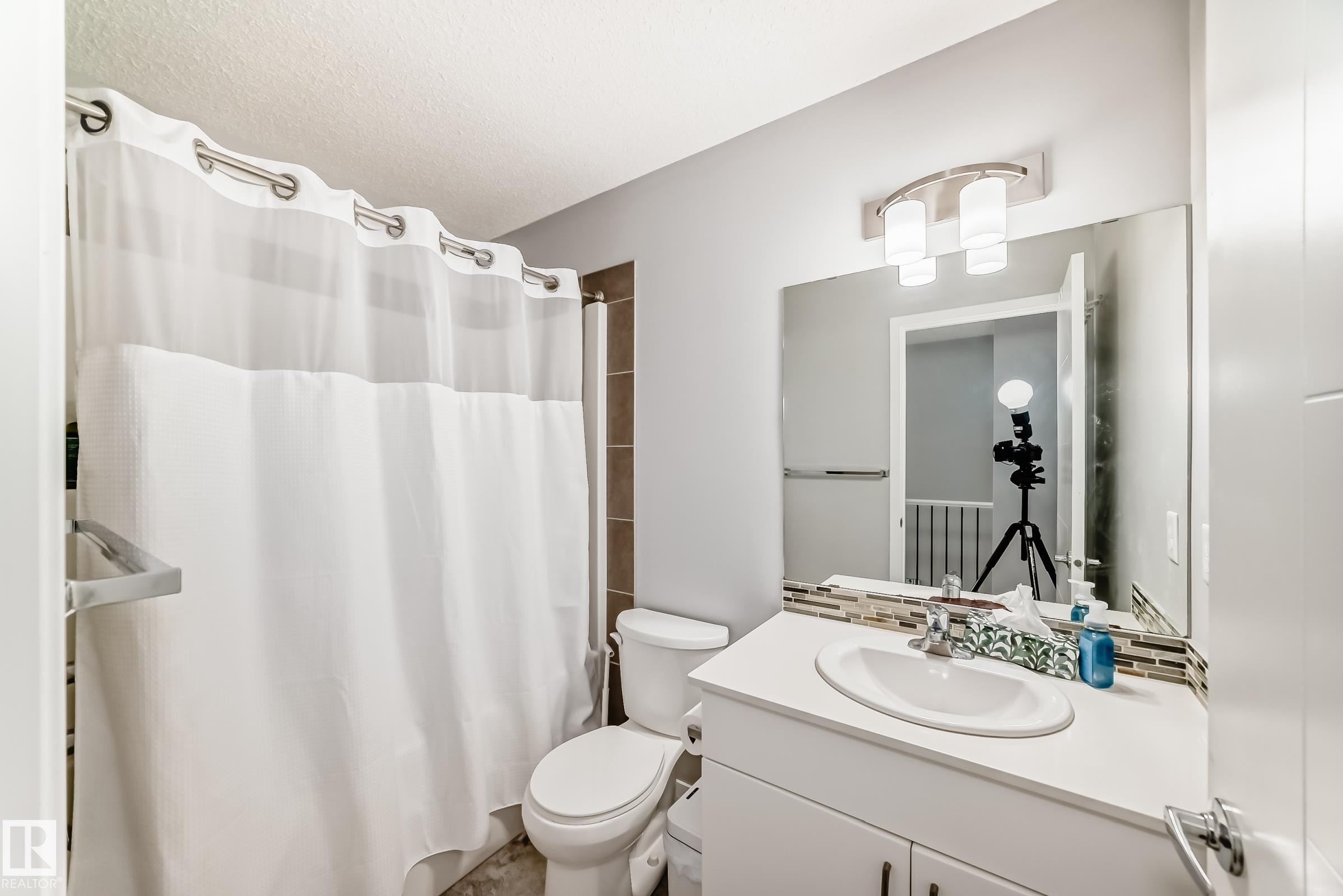 16320 12 Avenue, Edmonton, AB - Indoor