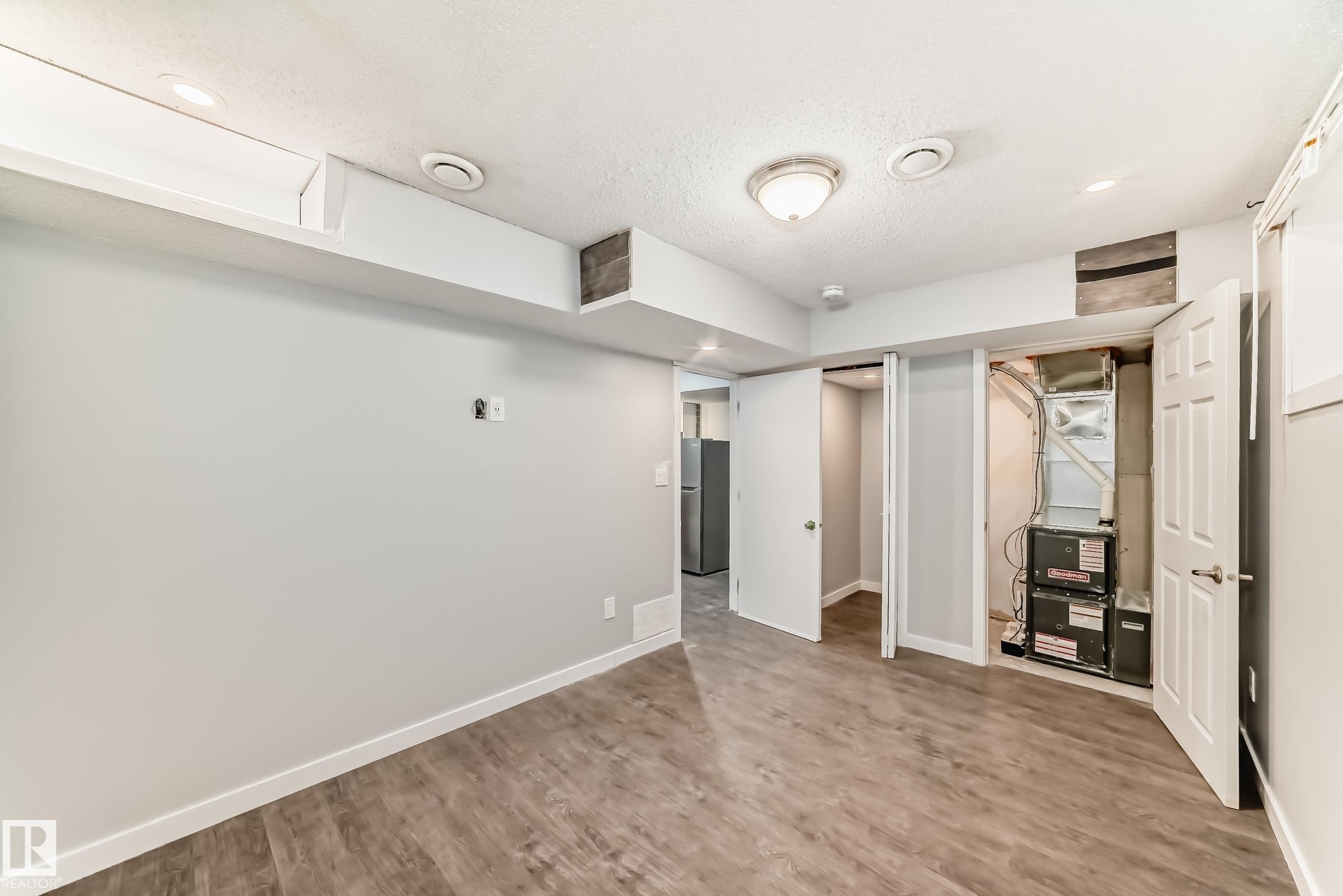 16320 12 Avenue, Edmonton, AB - Indoor Photo Showing Other Room