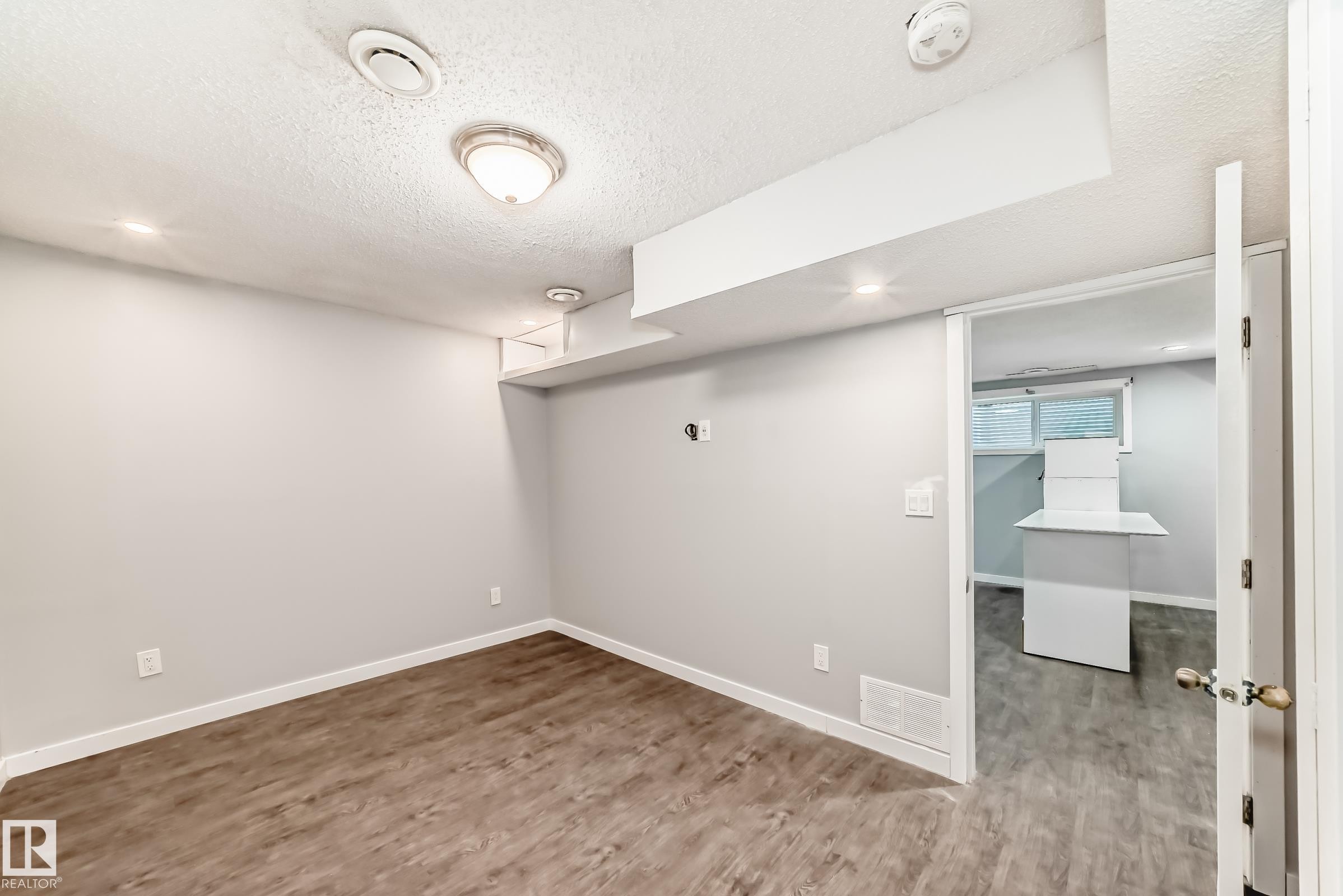 16320 12 Avenue, Edmonton, AB - Indoor Photo Showing Other Room
