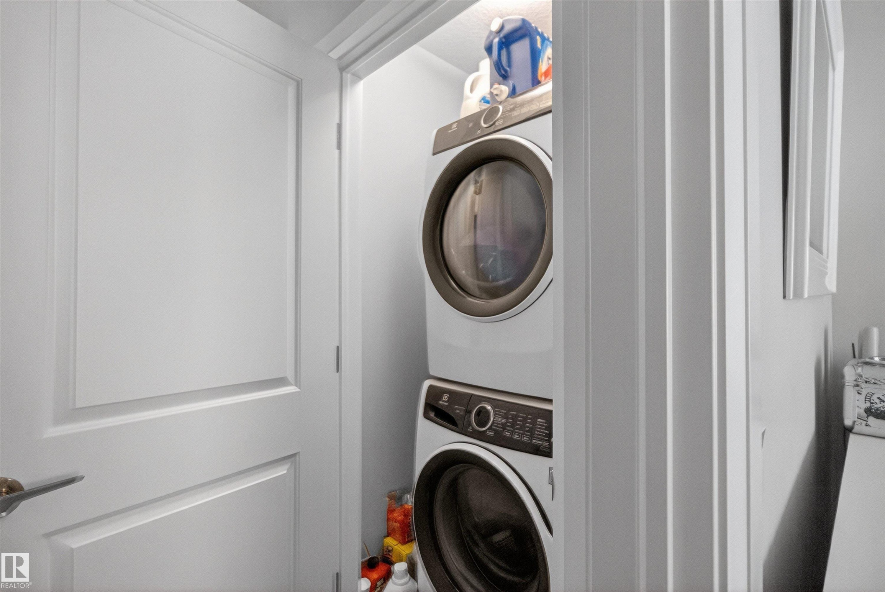385 Charlesworth Drive, Edmonton, AB - Indoor Photo Showing Laundry Room