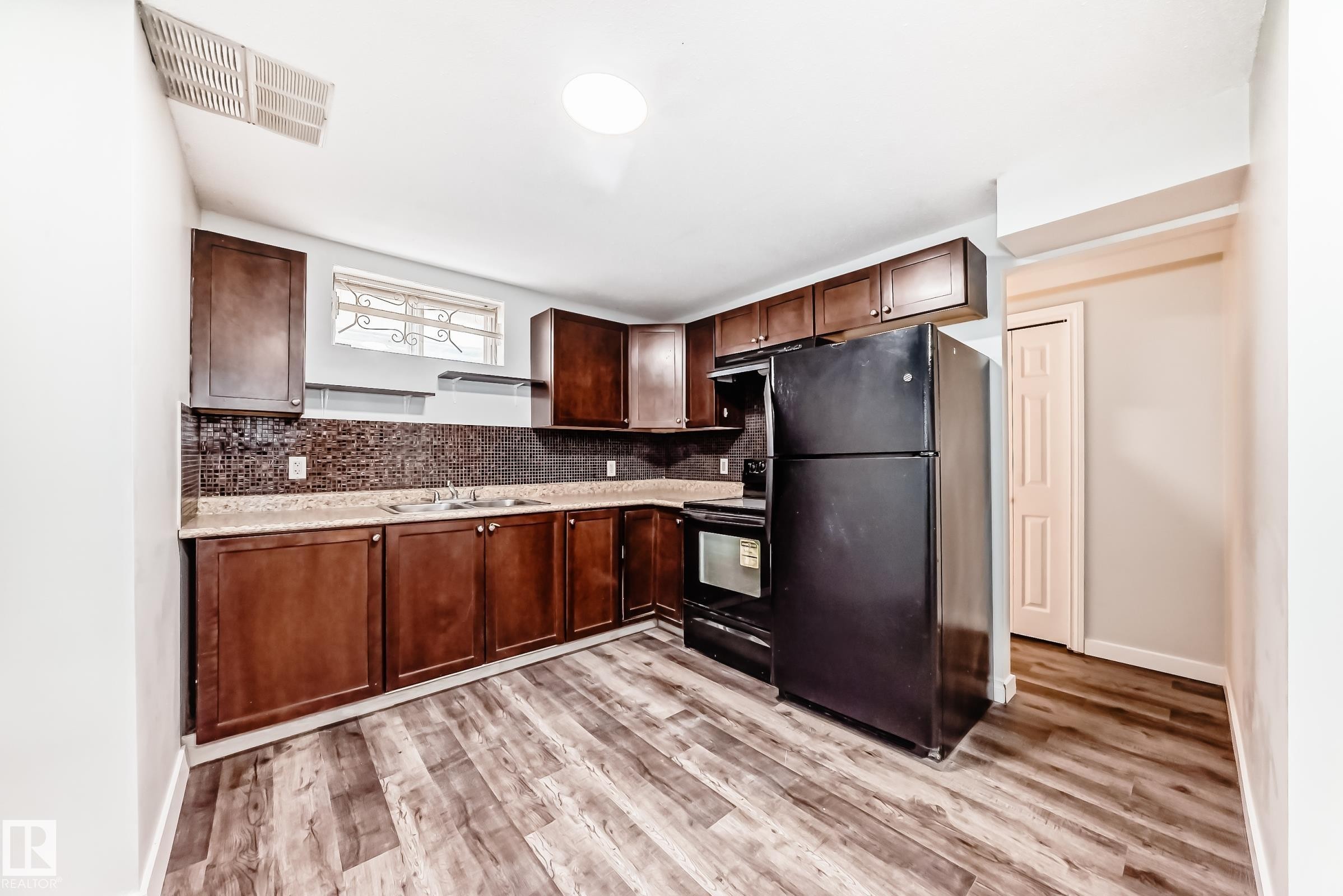 8615 42A Avenue, Edmonton, AB - Indoor Photo Showing Kitchen