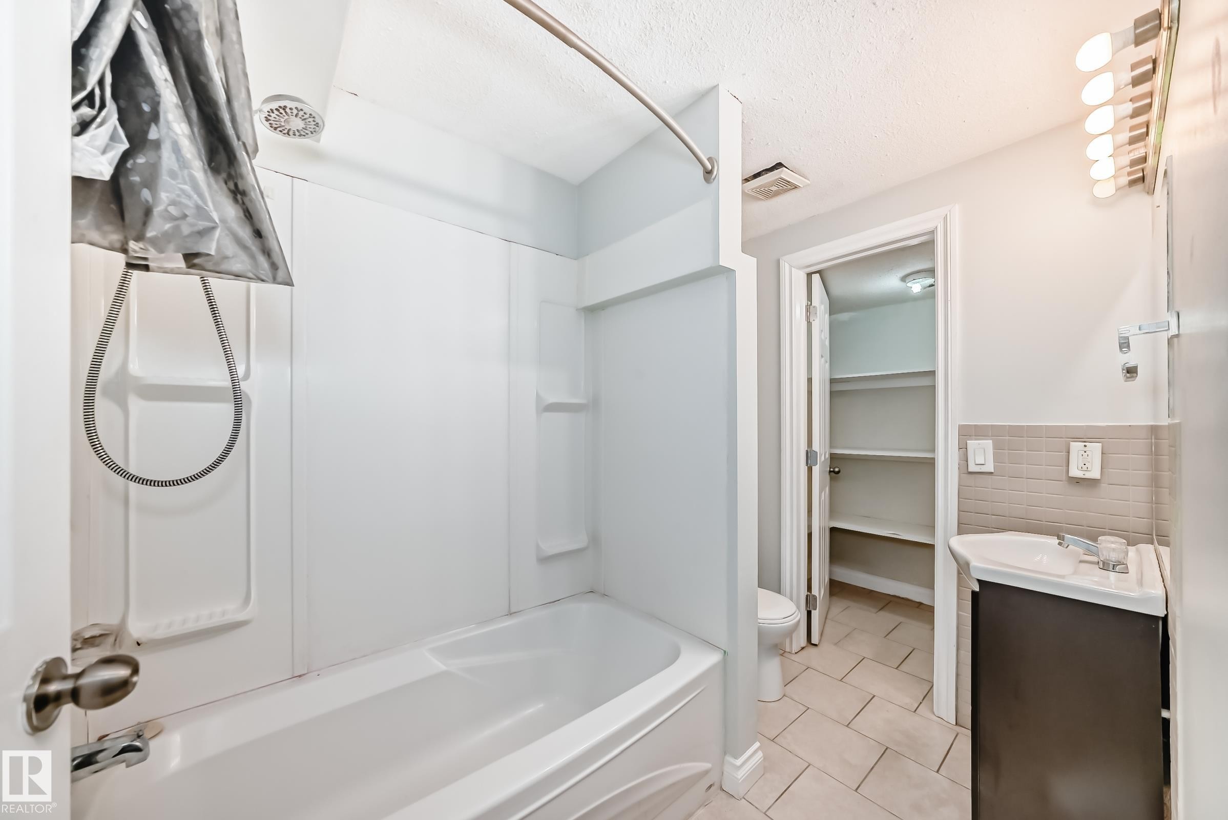 8615 42A Avenue, Edmonton, AB - Indoor Photo Showing Bathroom