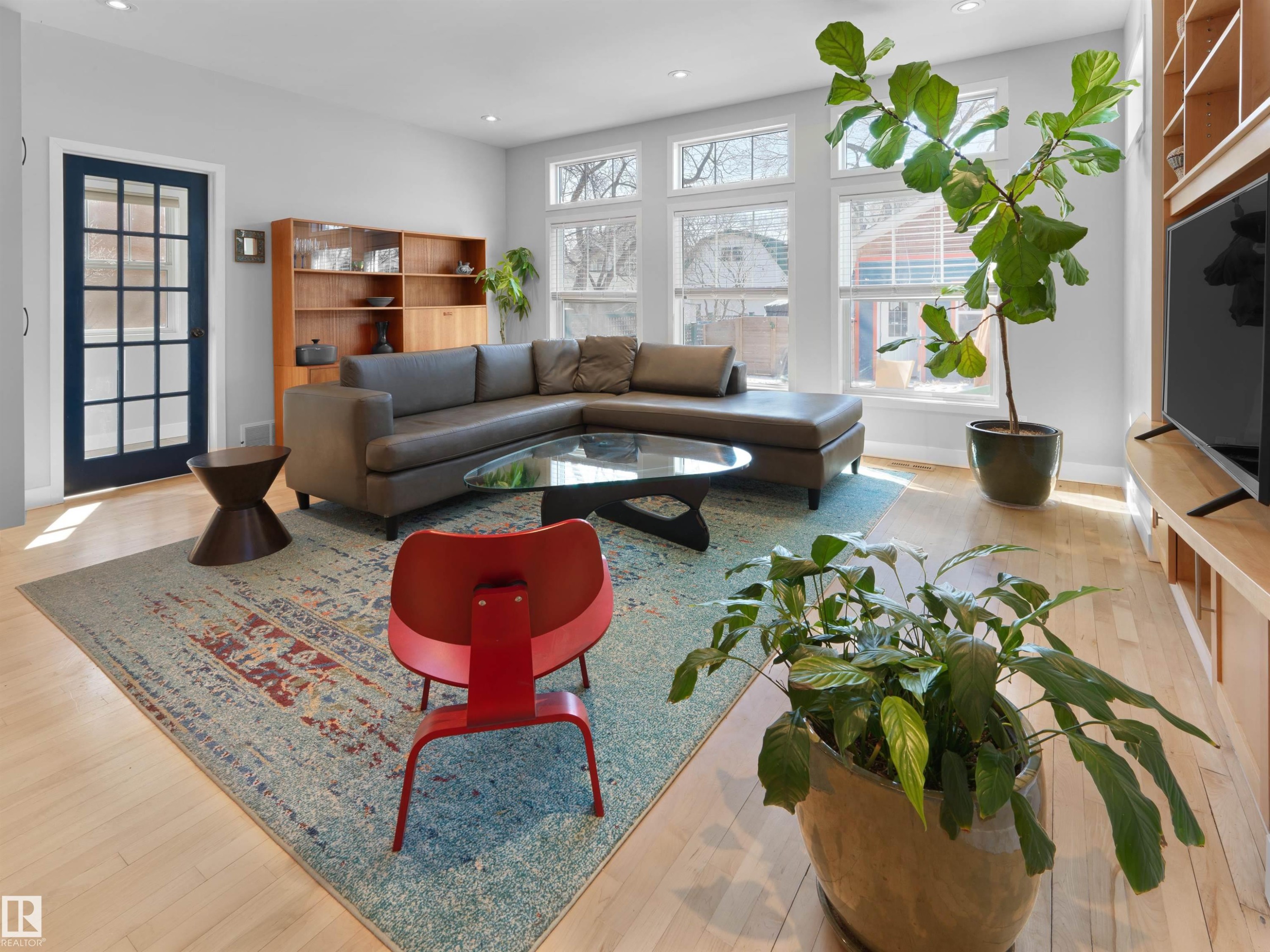 9815 90 Avenue, Edmonton, AB - Indoor Photo Showing Living Room