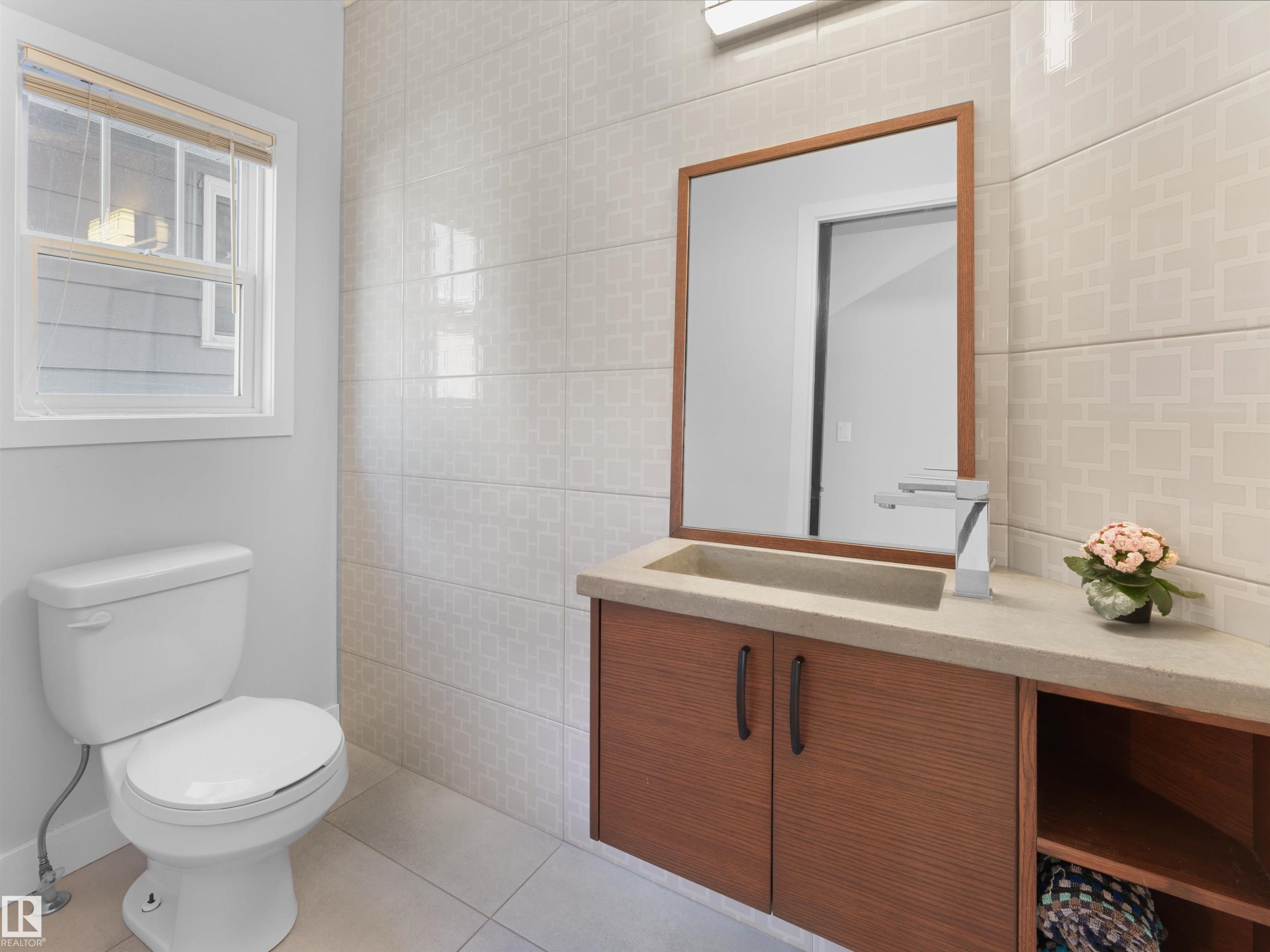 9815 90 Avenue, Edmonton, AB - Indoor Photo Showing Bathroom