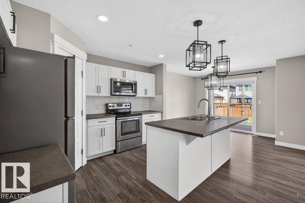 1363 Adamson Drive, Edmonton, AB - Indoor Photo Showing Kitchen With Upgraded Kitchen