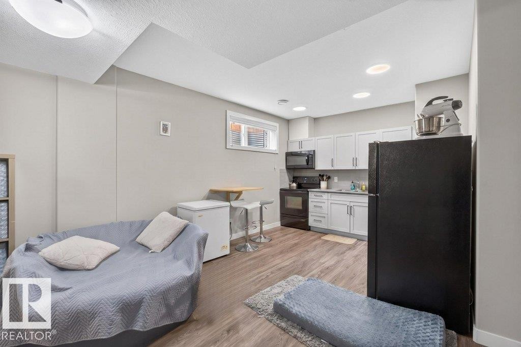 1363 Adamson Drive, Edmonton, AB - Indoor Photo Showing Bedroom