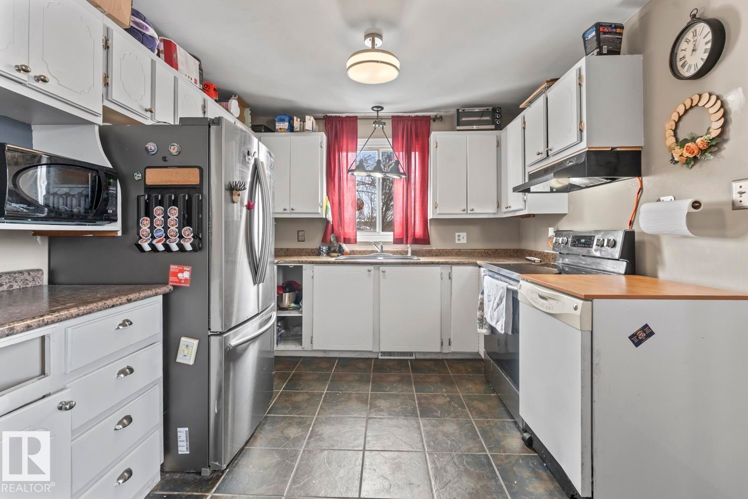 1815 Forest Drive, Cold Lake, AB - Indoor Photo Showing Kitchen