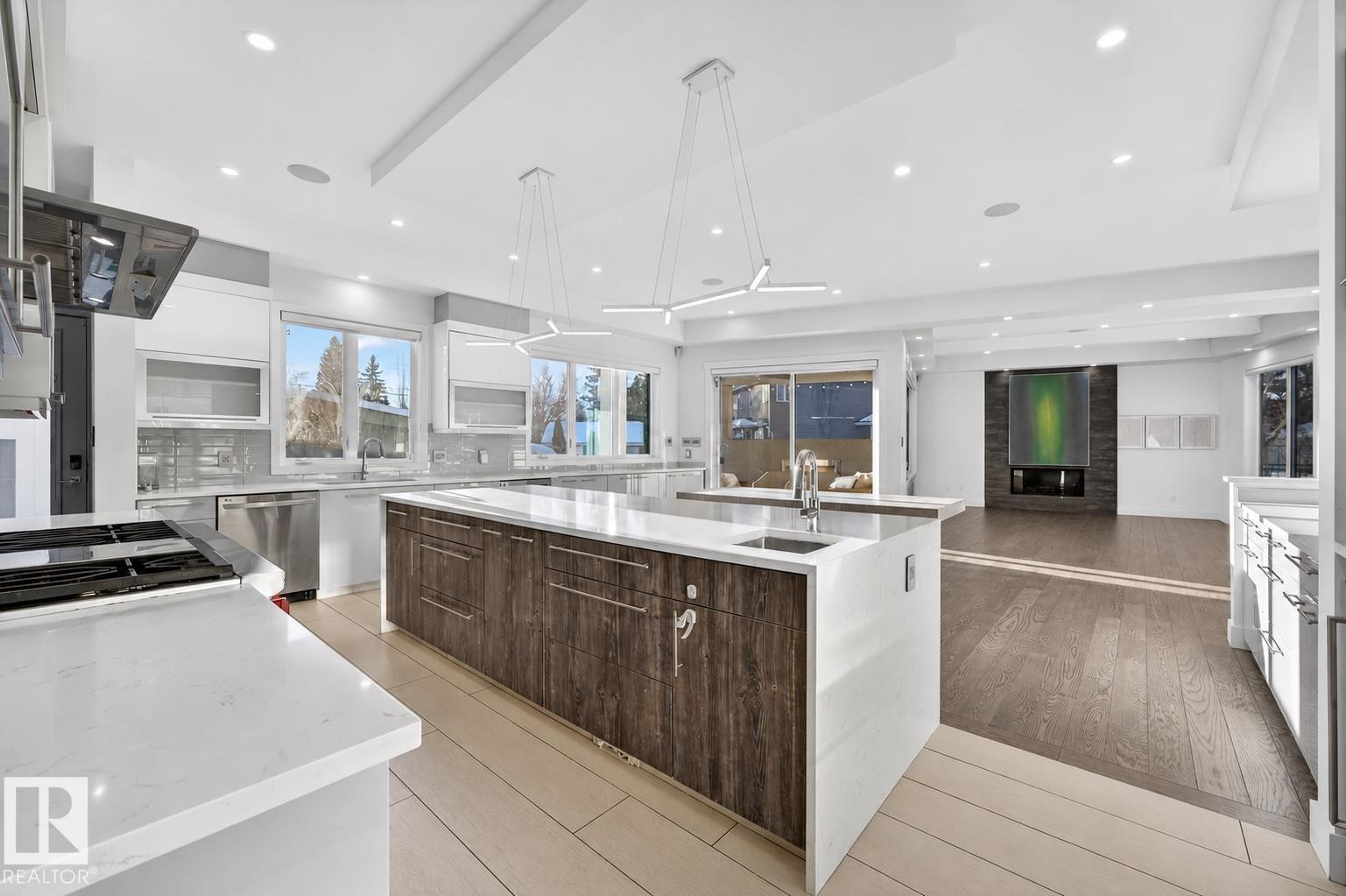 14643 92A Avenue, Edmonton, AB - Indoor Photo Showing Kitchen With Upgraded Kitchen