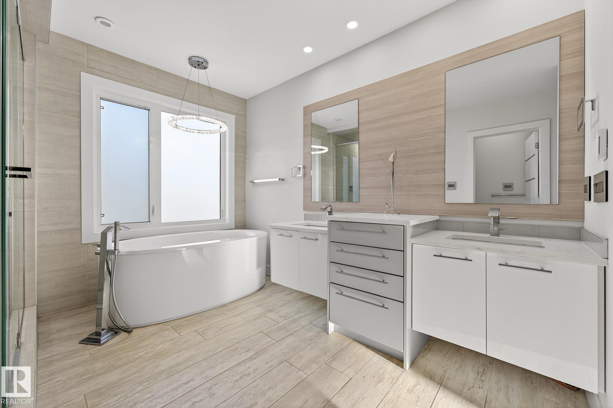 14643 92A Avenue, Edmonton, AB - Indoor Photo Showing Bathroom