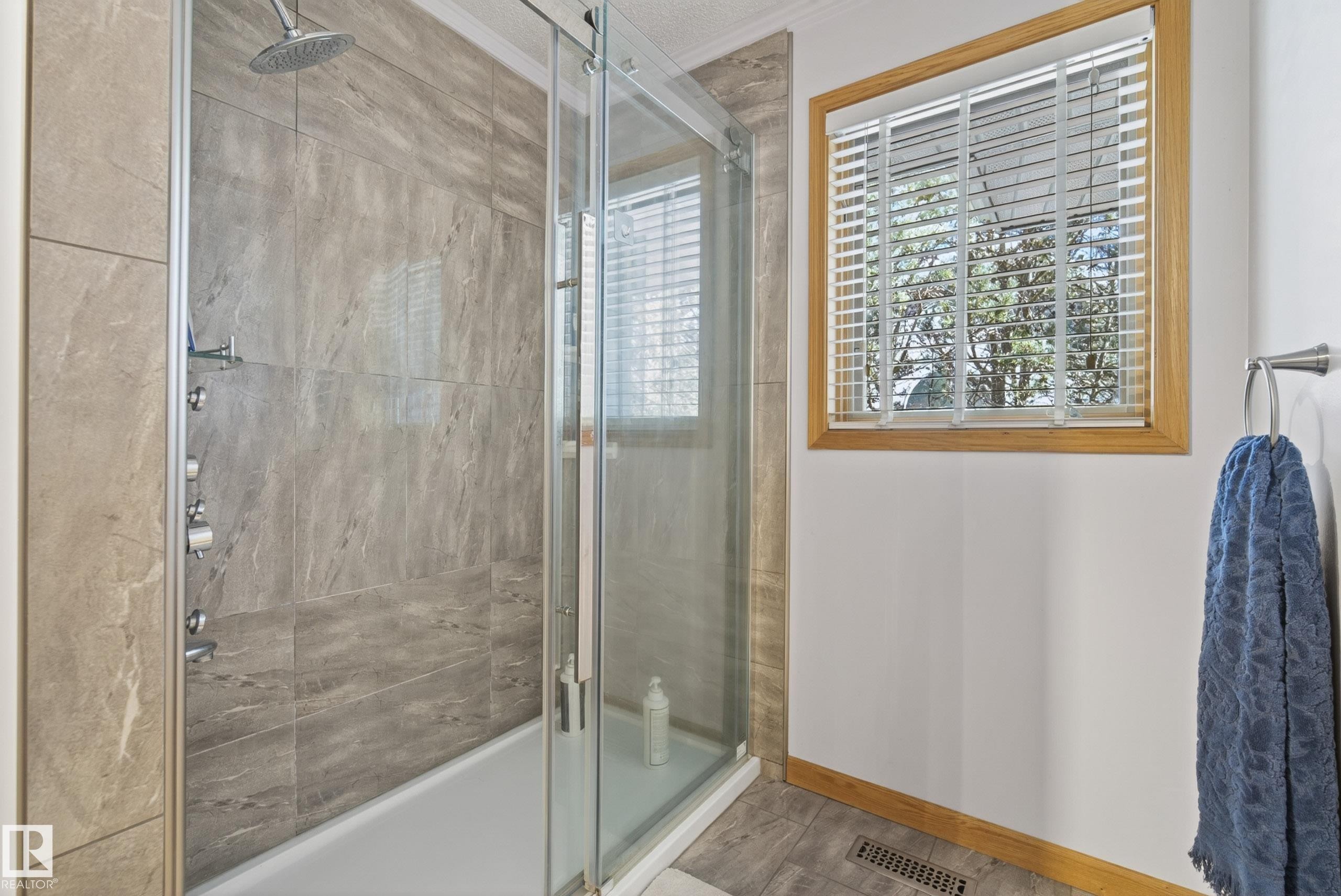 433 Twin Brooks Crescent, Edmonton, AB - Indoor Photo Showing Bathroom